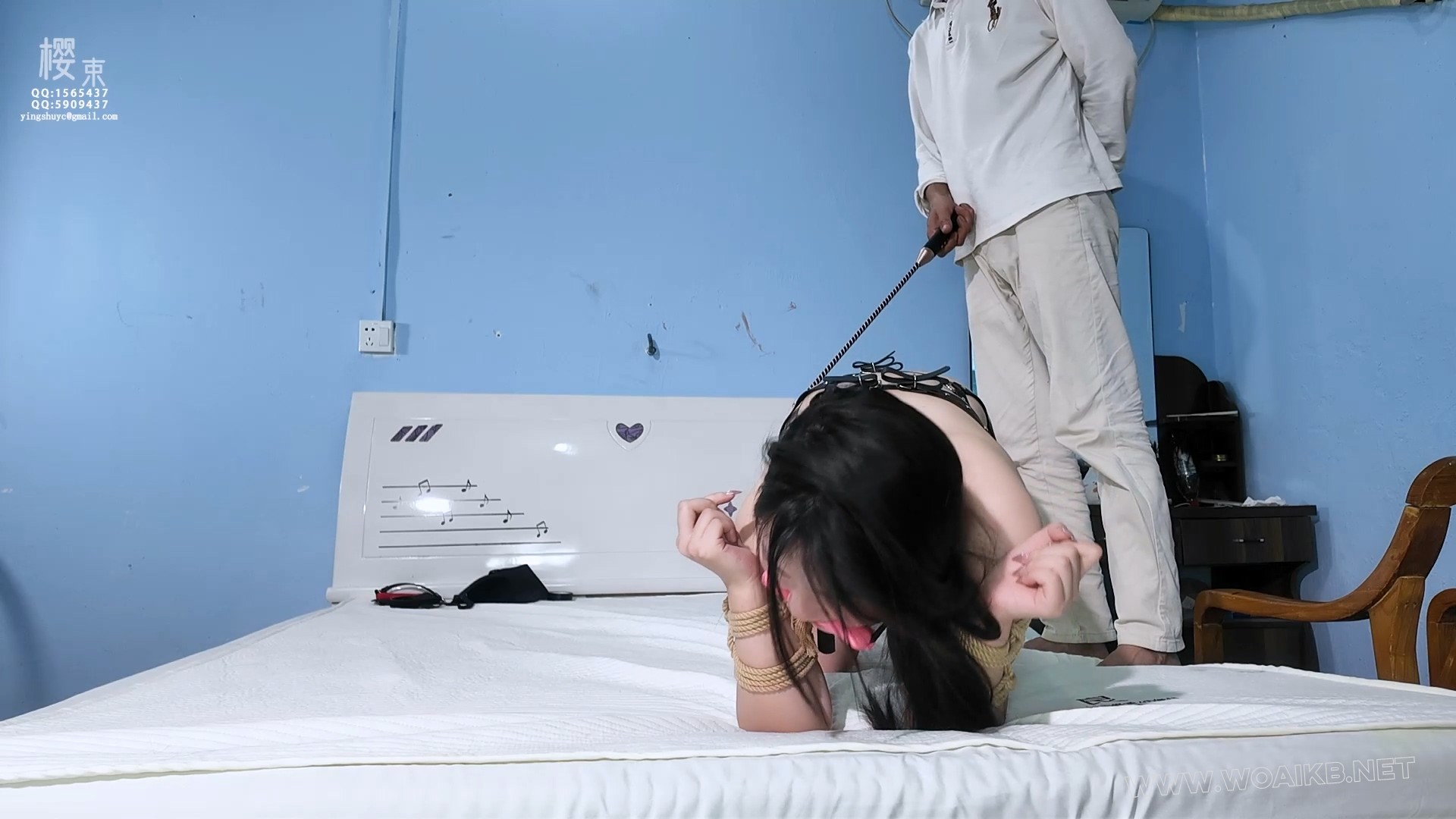 给苏颖妹妹穿上性感皮具犬缚捆绑棒棒调J！狂挠白嫩脚丫！电击鞭打驱赶爬行 《训犬... 预览图
