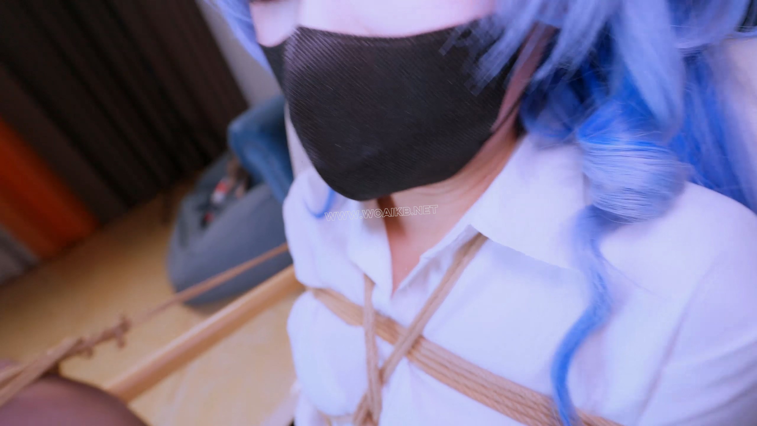 《女友游戏Ⅲ》把不顺从的甘雨的女友迷晕，油亮黑丝+OL装红底高跟+M腿固定+假阳口... 预览图