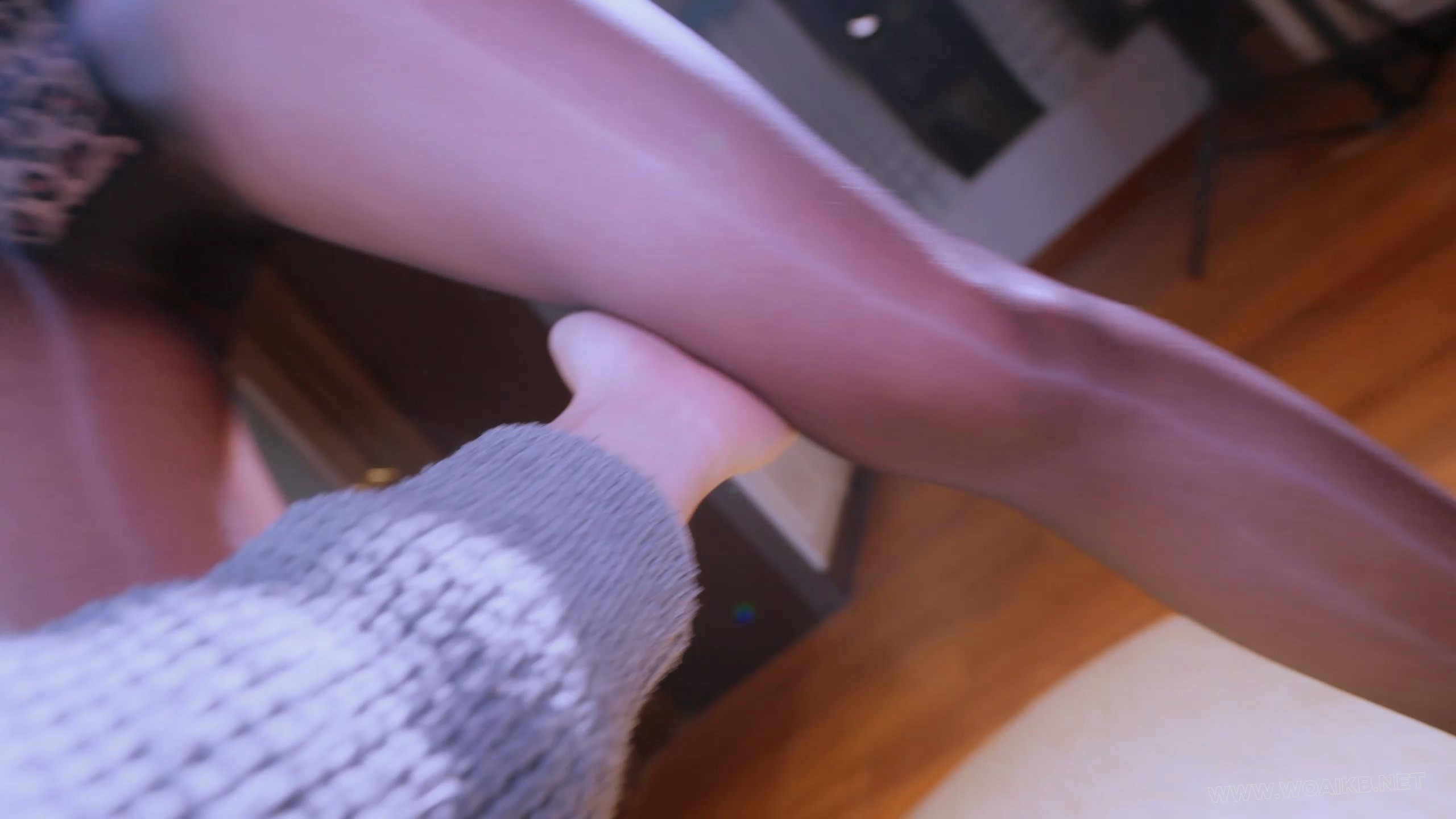 《女友游戏Ⅲ》把不顺从的甘雨的女友迷晕，油亮黑丝+OL装红底高跟+M腿固定+假阳口... 预览图