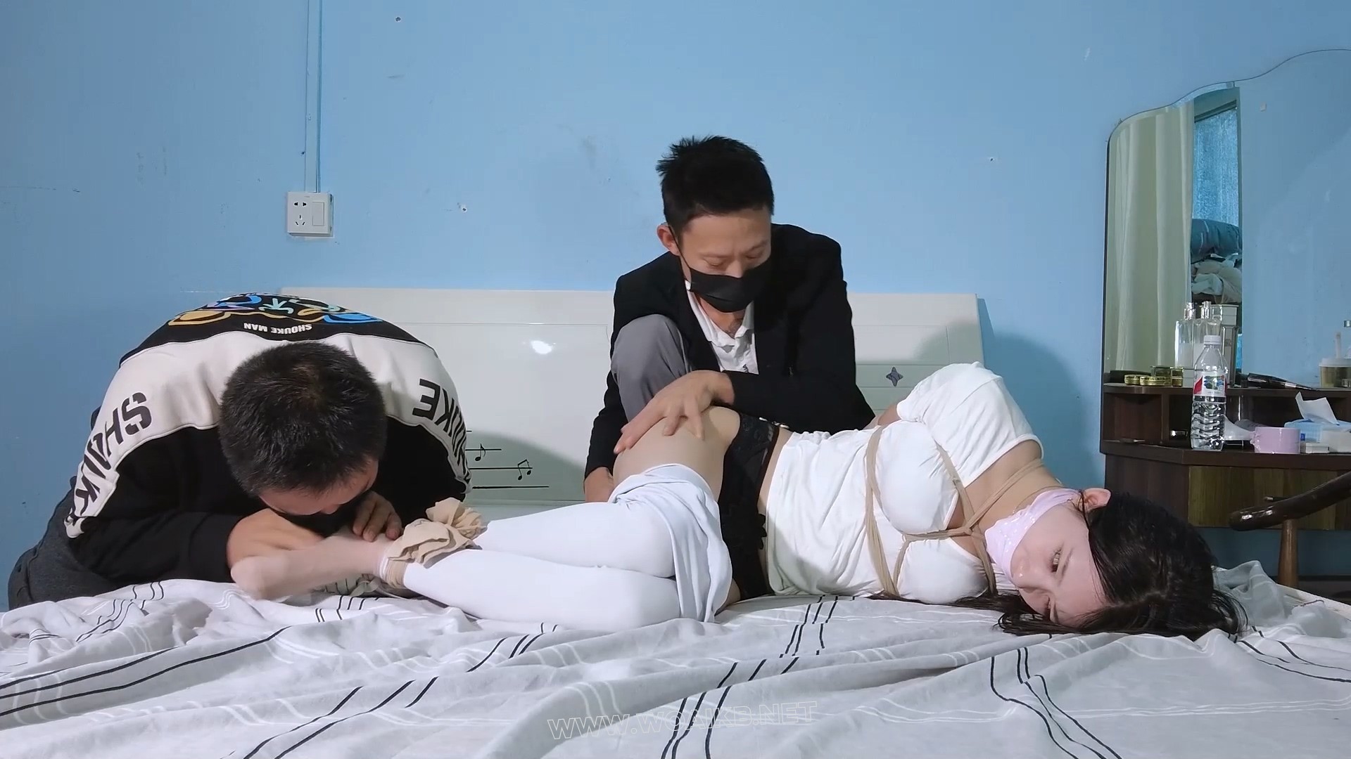 两学生威胁老师供他们玩弄棒棒刺激强G！丝袜驷马捆绑玩弄挠痒丝袜脚心！白袜塞嘴胶... 预览图