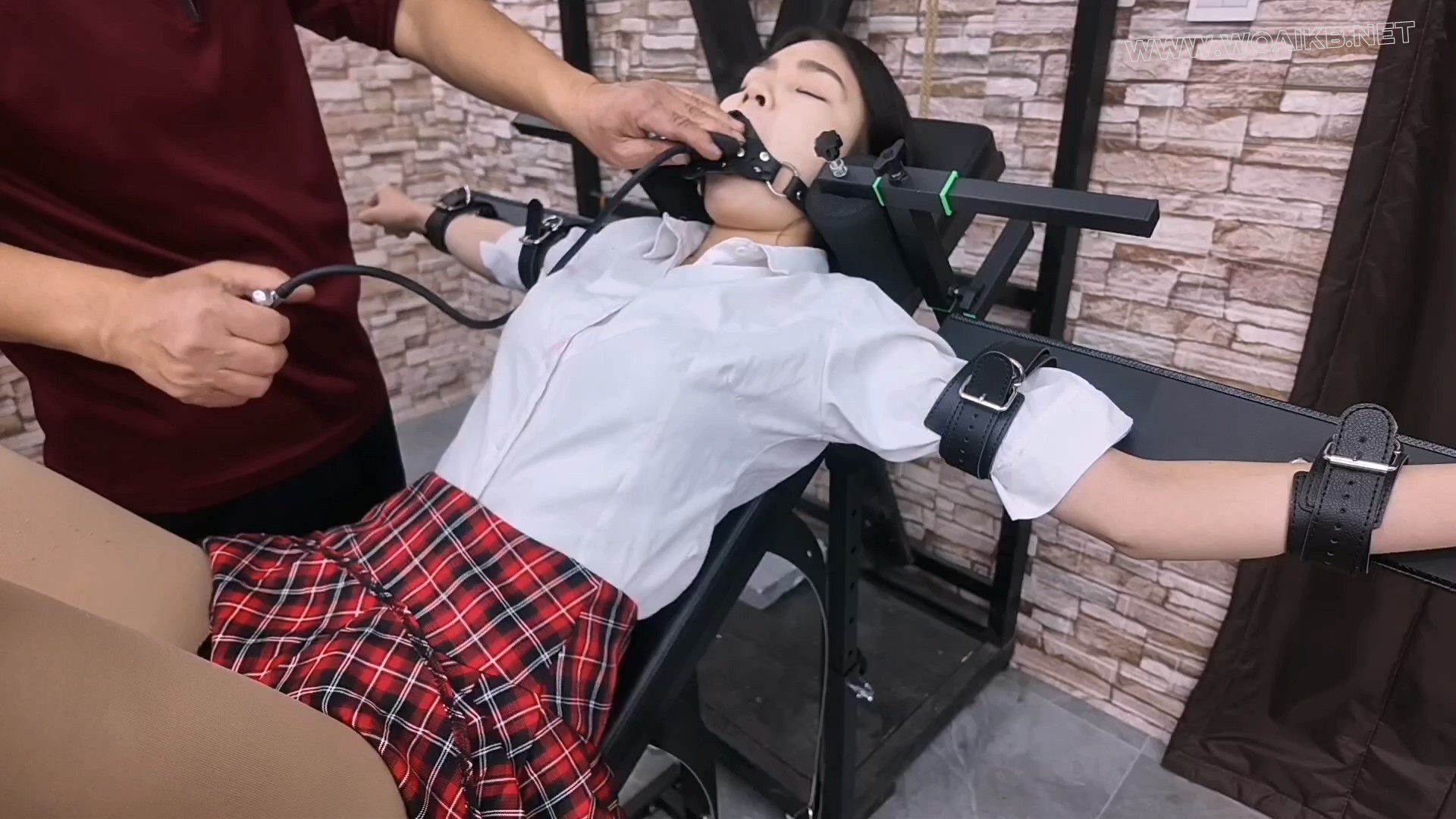 把jk少女语涵禁锢在产架上,强制TK,强制电击,电钻p机叉入,啵啵贝,快乐棒强制喷射 预览图