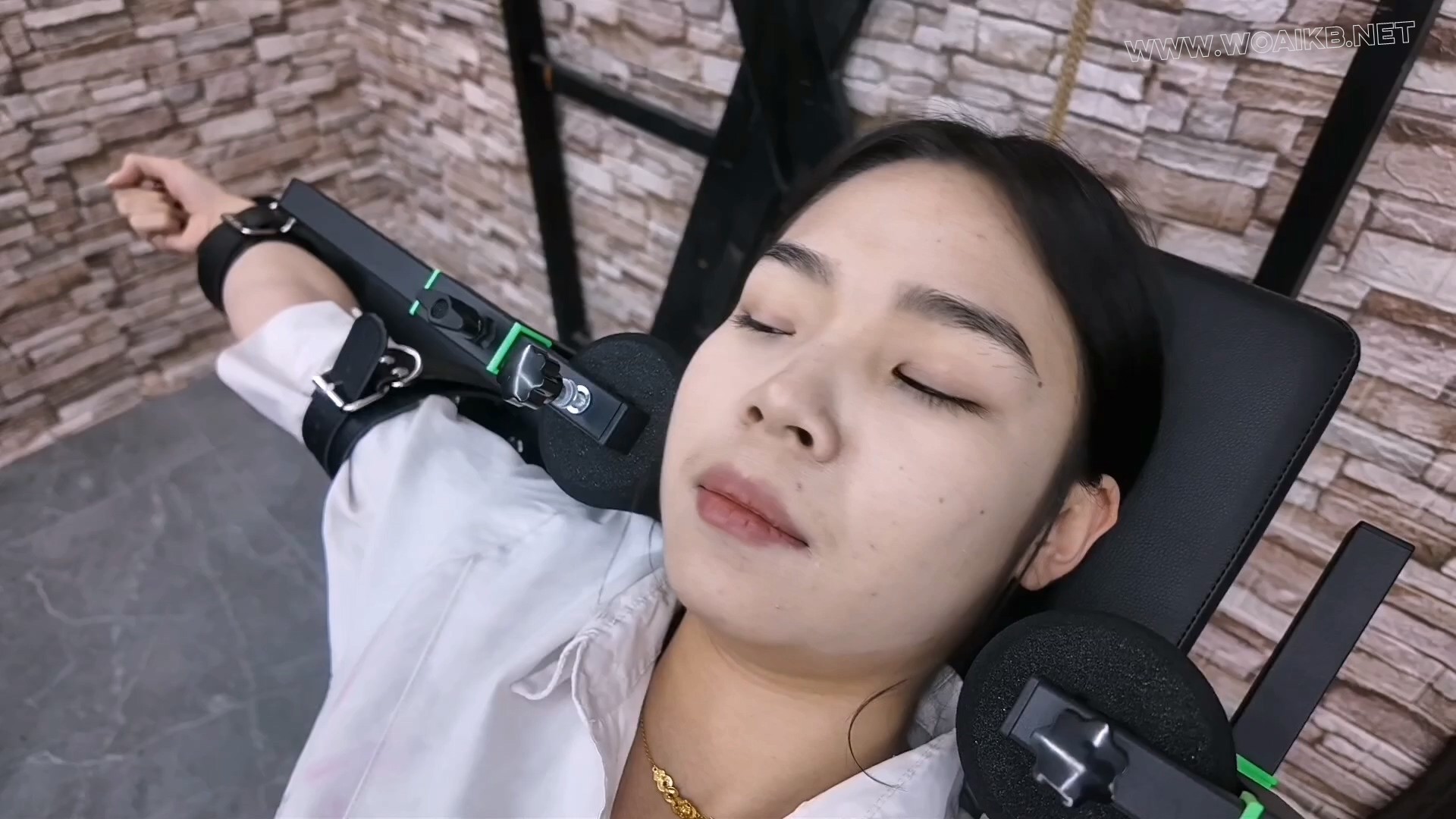 把jk少女语涵禁锢在产架上,强制TK,强制电击,电钻p机叉入,啵啵贝,快乐棒强制喷射 预览图