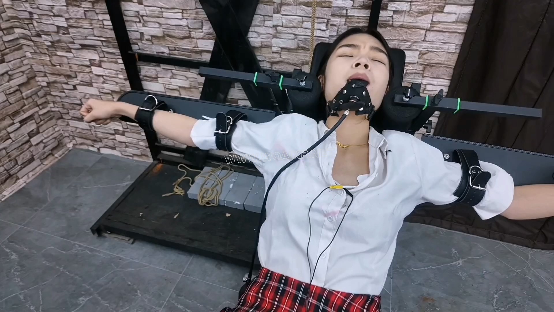 把jk少女语涵禁锢在产架上,强制TK,强制电击,电钻p机叉入,啵啵贝,快乐棒强制喷射 预览图
