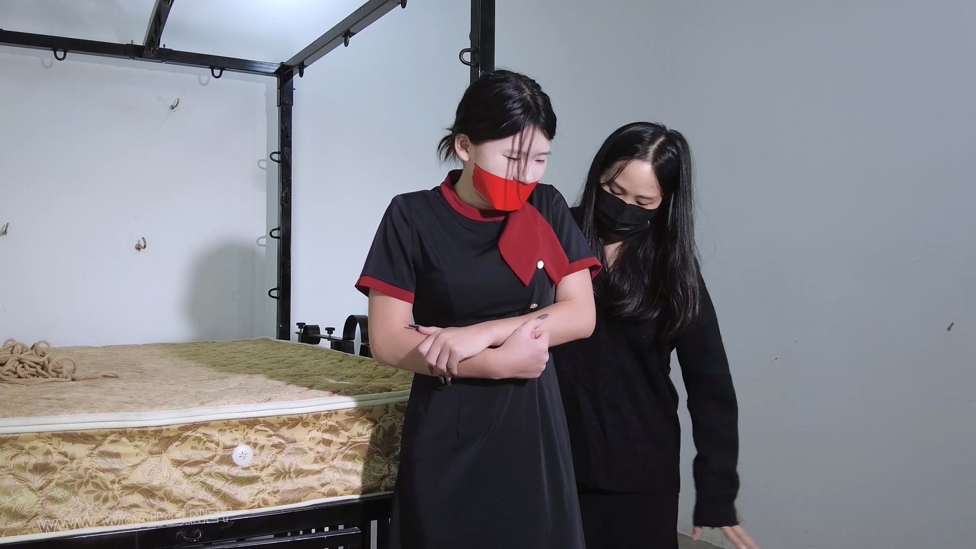 拐卖空姐笼中圈养调教！捆绑电击挠痒教训！吸N器棒棒刺激强G！丝袜塞嘴套头闻自己... 预览图