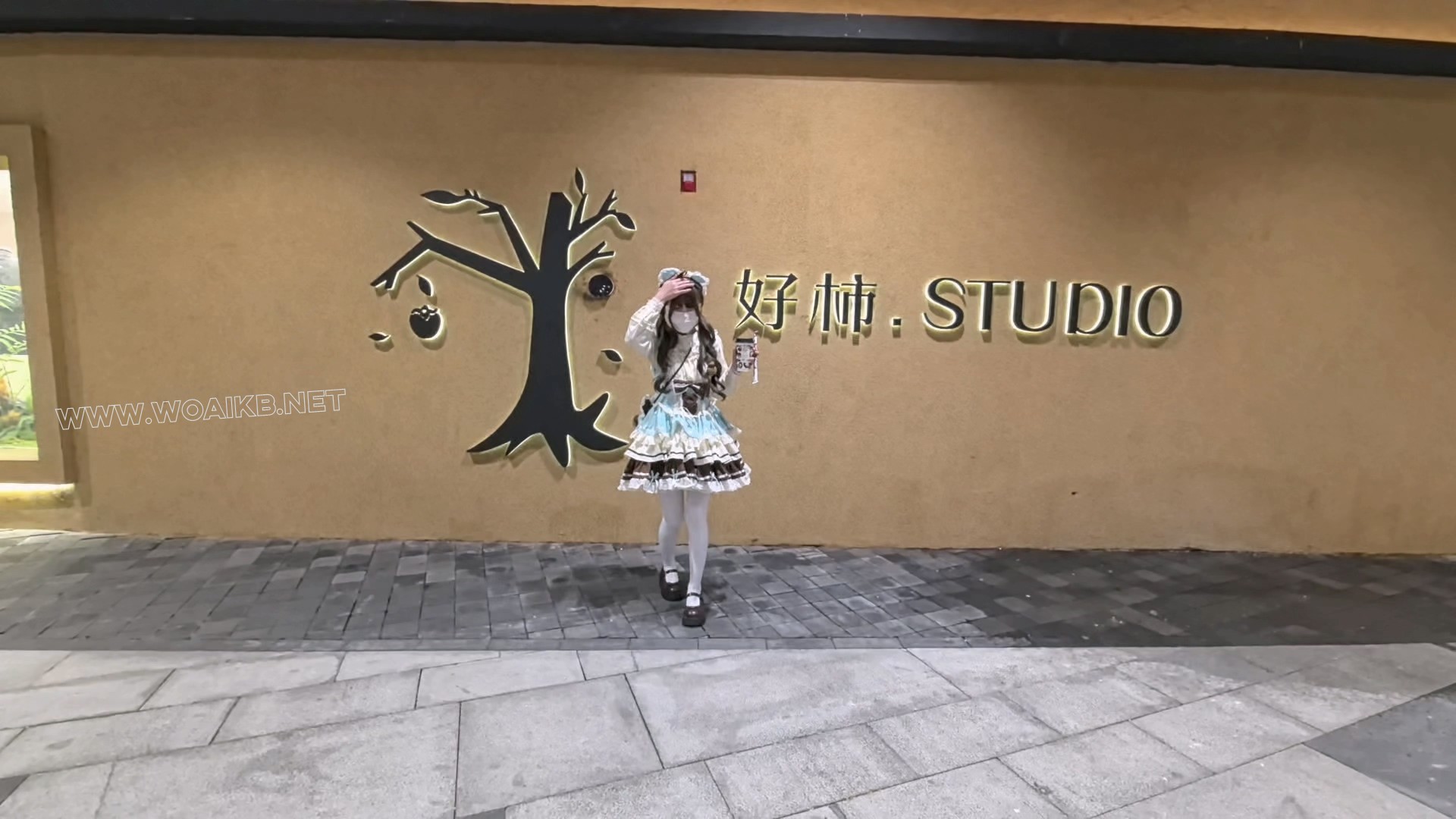◤暴走的小萝莉◢她说：我想体验众目睽睽下的羞耻感，内置震动 贞操锁 电击器 ... 预览图