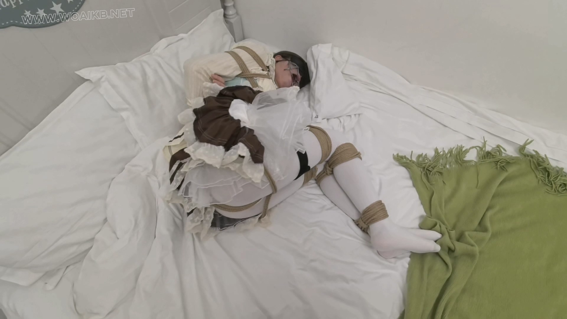 ◤暴走的小萝莉◢她说：我想体验众目睽睽下的羞耻感，内置震动 贞操锁 电击器 ... 预览图