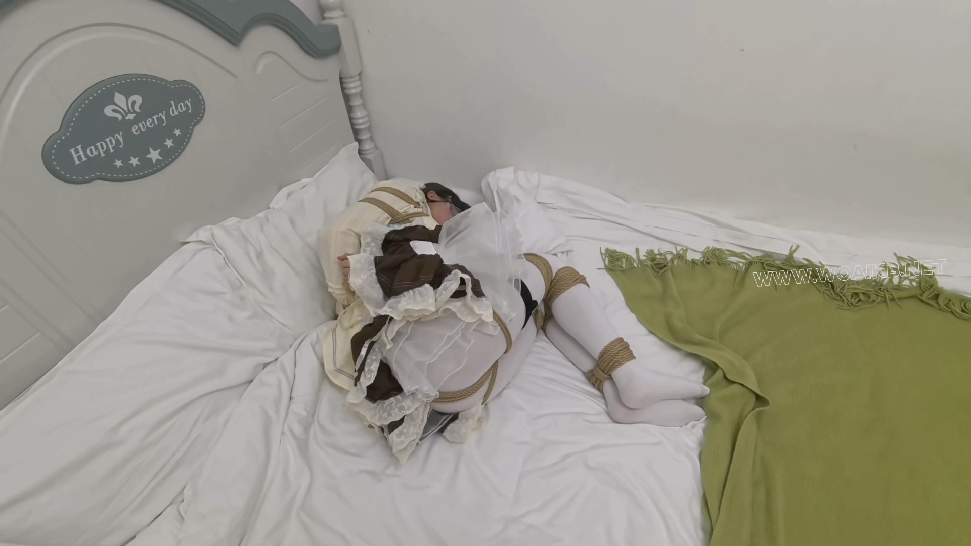 ◤暴走的小萝莉◢她说：我想体验众目睽睽下的羞耻感，内置震动 贞操锁 电击器 ... 预览图