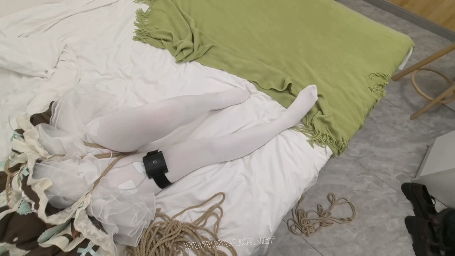 ◤暴走的小萝莉◢她说：我想体验众目睽睽下的羞耻感，内置震动 贞操锁 电击器 ... 预览图
