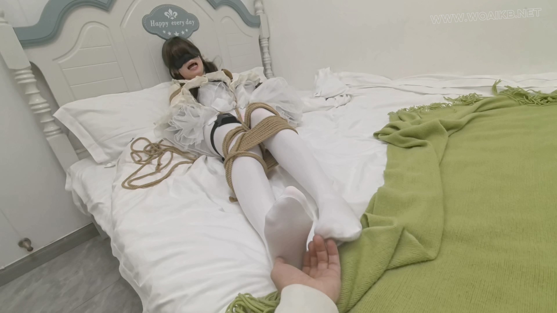 ◤暴走的小萝莉◢她说：我想体验众目睽睽下的羞耻感，内置震动 贞操锁 电击器 ... 预览图