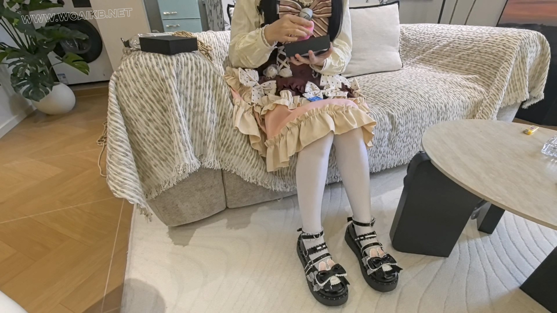 ◤暴走的小萝莉◢惊险的旅程 奇怪的行李箱 比起众目睽睽的羞耻 会动的行李箱显得更... 预览图