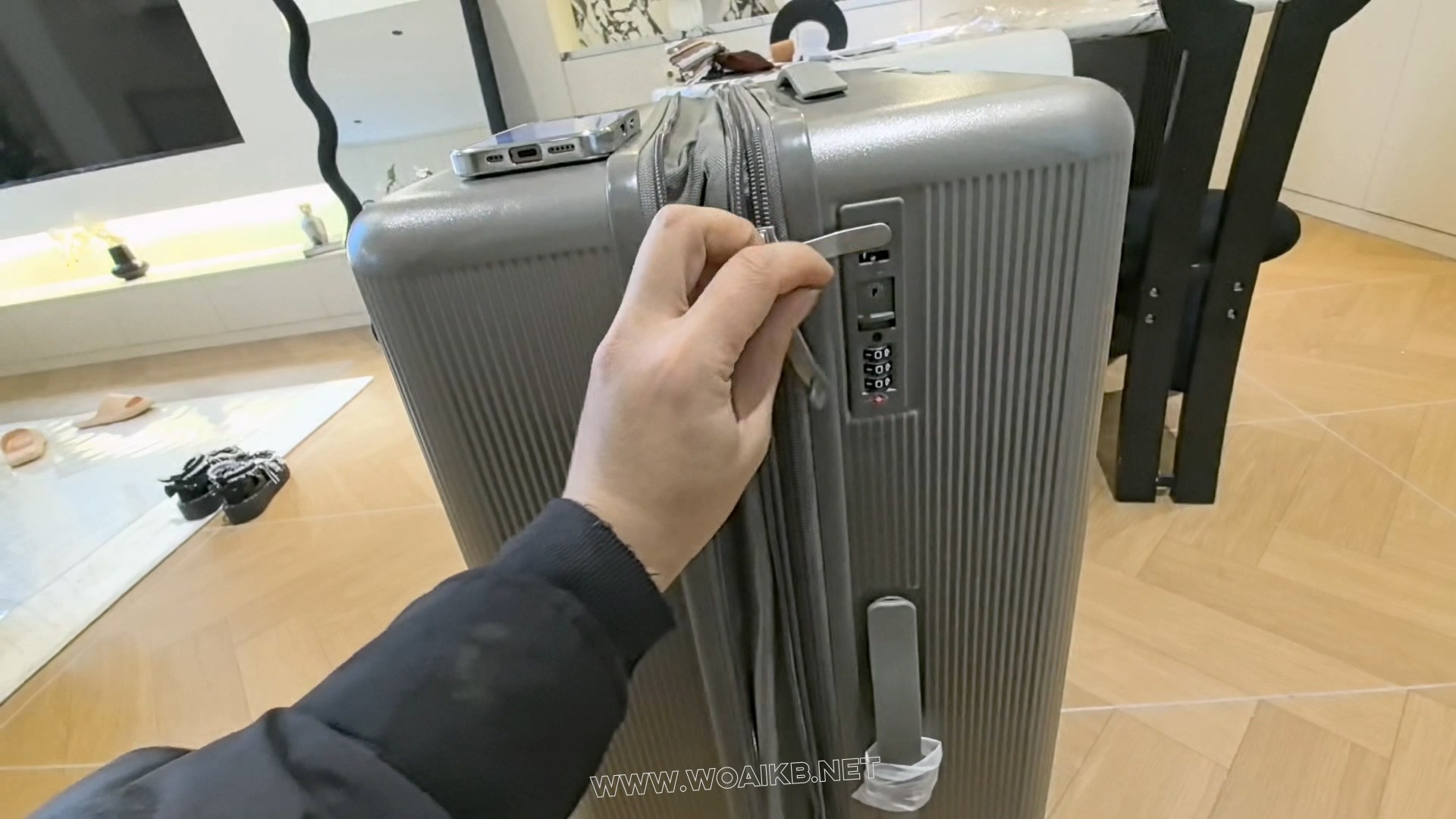 ◤暴走的小萝莉◢惊险的旅程 奇怪的行李箱 比起众目睽睽的羞耻 会动的行李箱显得更... 预览图