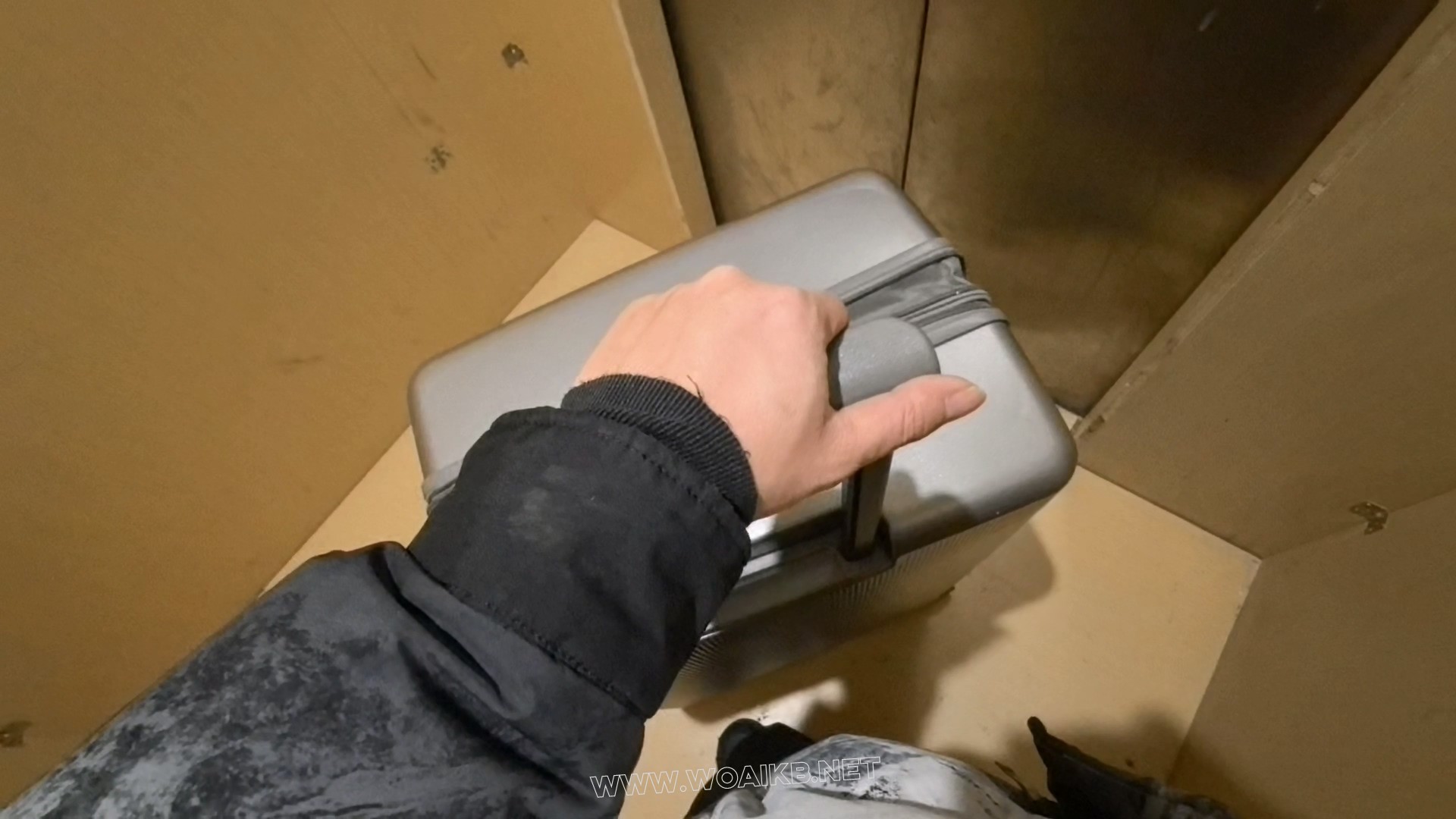 ◤暴走的小萝莉◢惊险的旅程 奇怪的行李箱 比起众目睽睽的羞耻 会动的行李箱显得更... 预览图