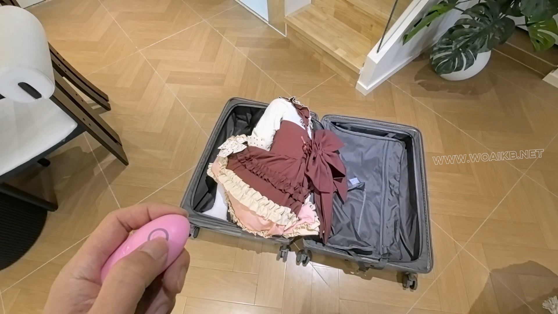 ◤暴走的小萝莉◢惊险的旅程 奇怪的行李箱 比起众目睽睽的羞耻 会动的行李箱显得更... 预览图