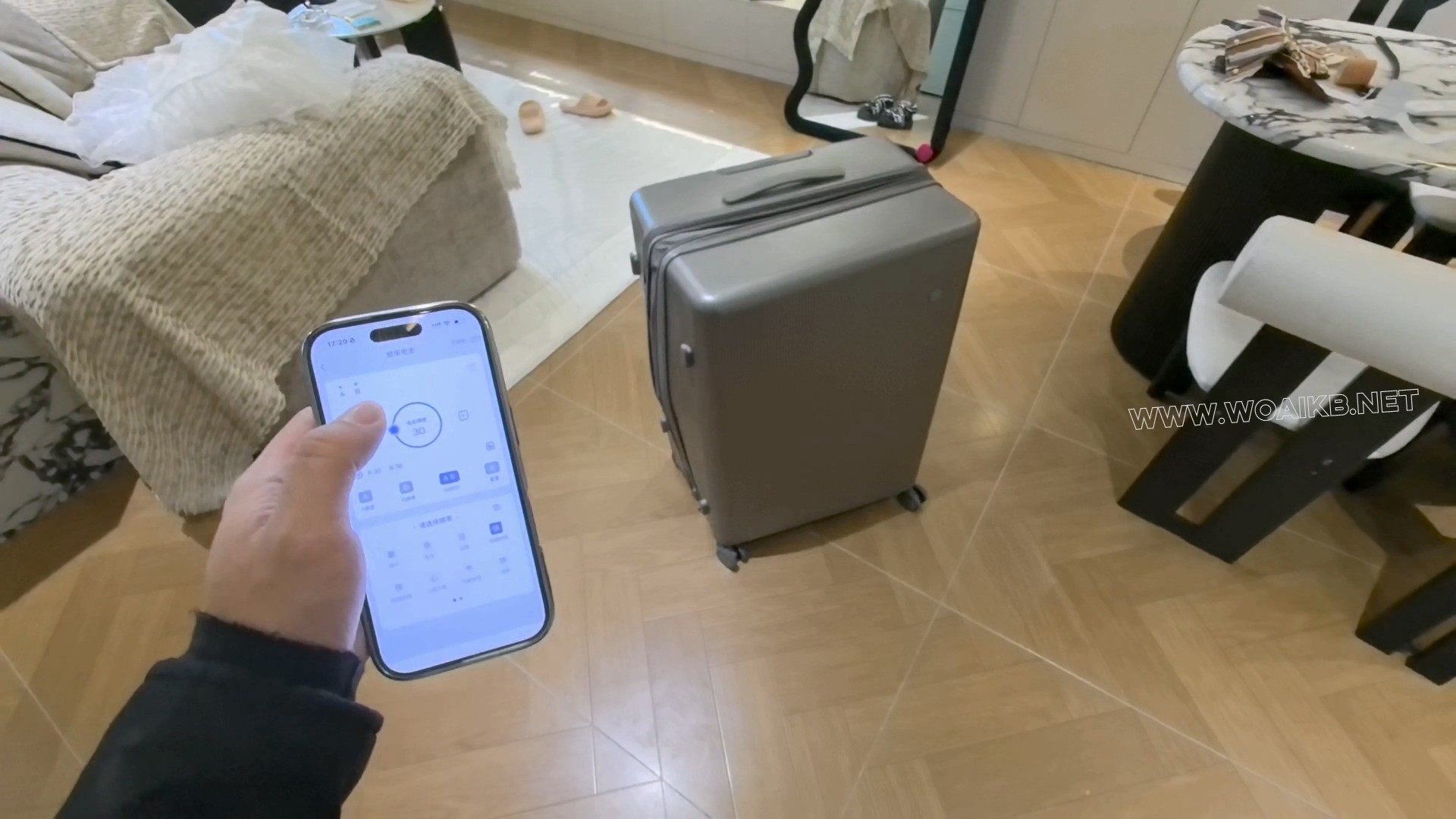 ◤暴走的小萝莉◢惊险的旅程 奇怪的行李箱 比起众目睽睽的羞耻 会动的行李箱显得更... 预览图