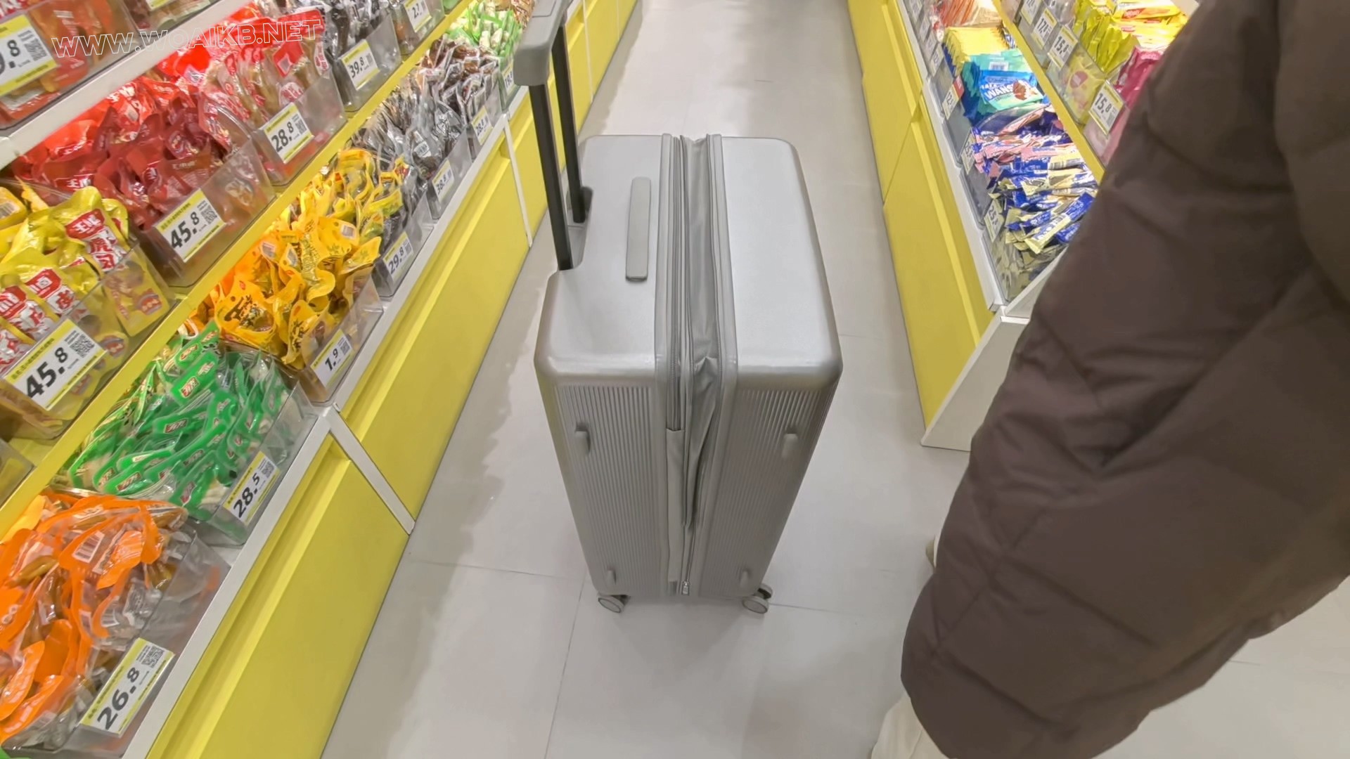 ◤暴走的小萝莉◢惊险的旅程 奇怪的行李箱 比起众目睽睽的羞耻 会动的行李箱显得更... 预览图
