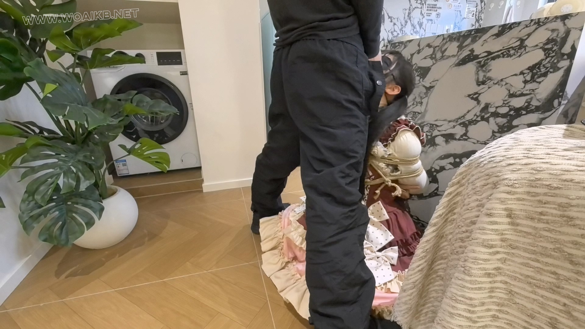 ◤暴走的小萝莉◢惊险的旅程 奇怪的行李箱 比起众目睽睽的羞耻 会动的行李箱显得更... 预览图