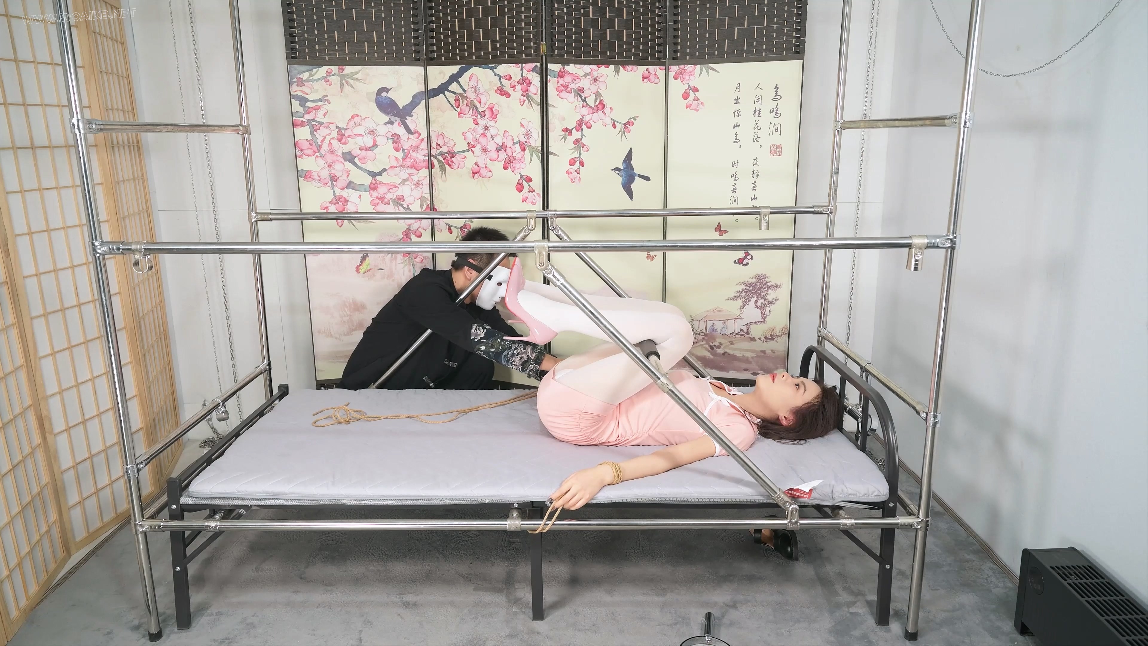 言妍刑床分腿固定--白丝、高跟、TK、电击、放置 预览图