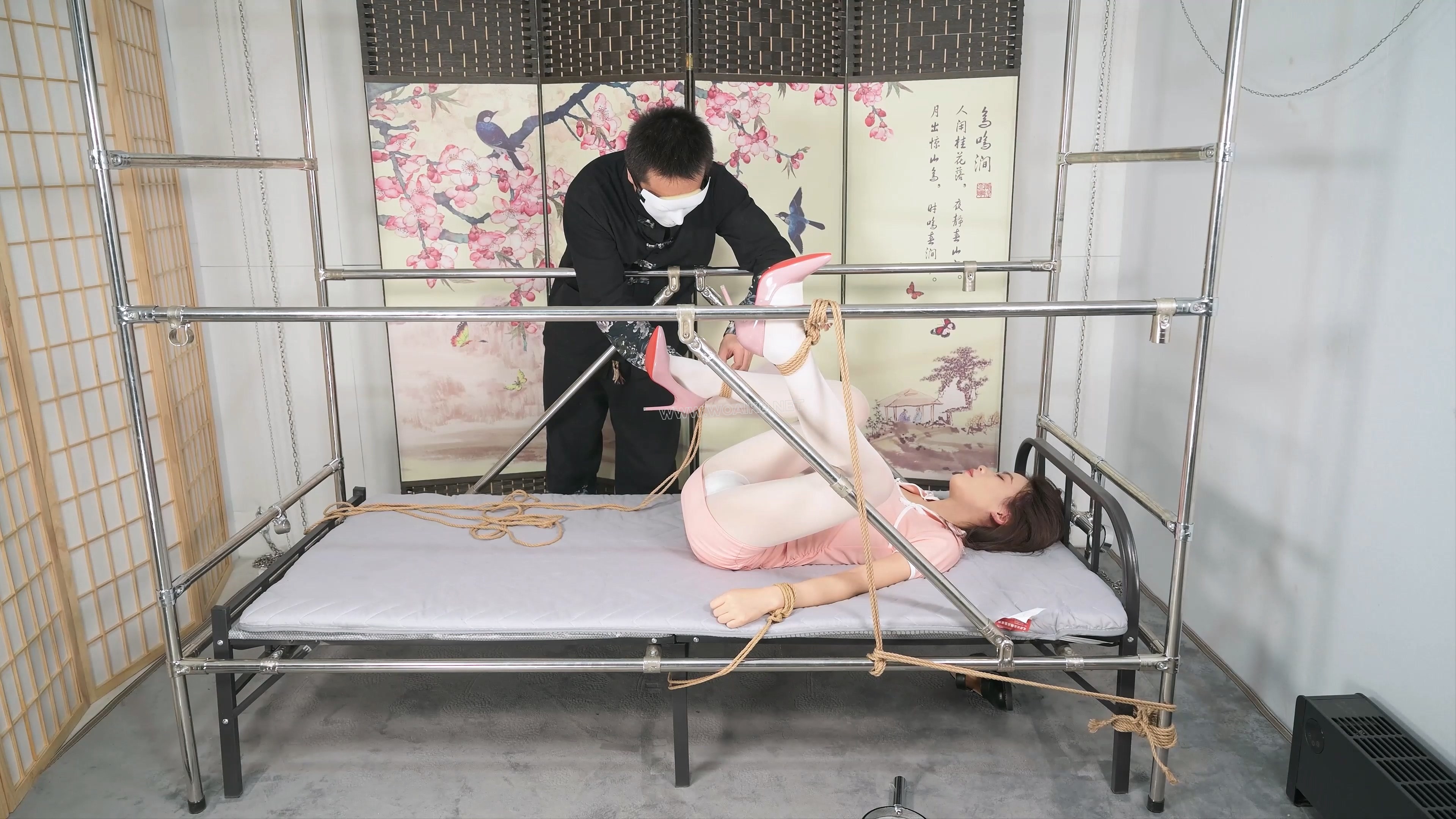 言妍刑床分腿固定--白丝、高跟、TK、电击、放置 预览图