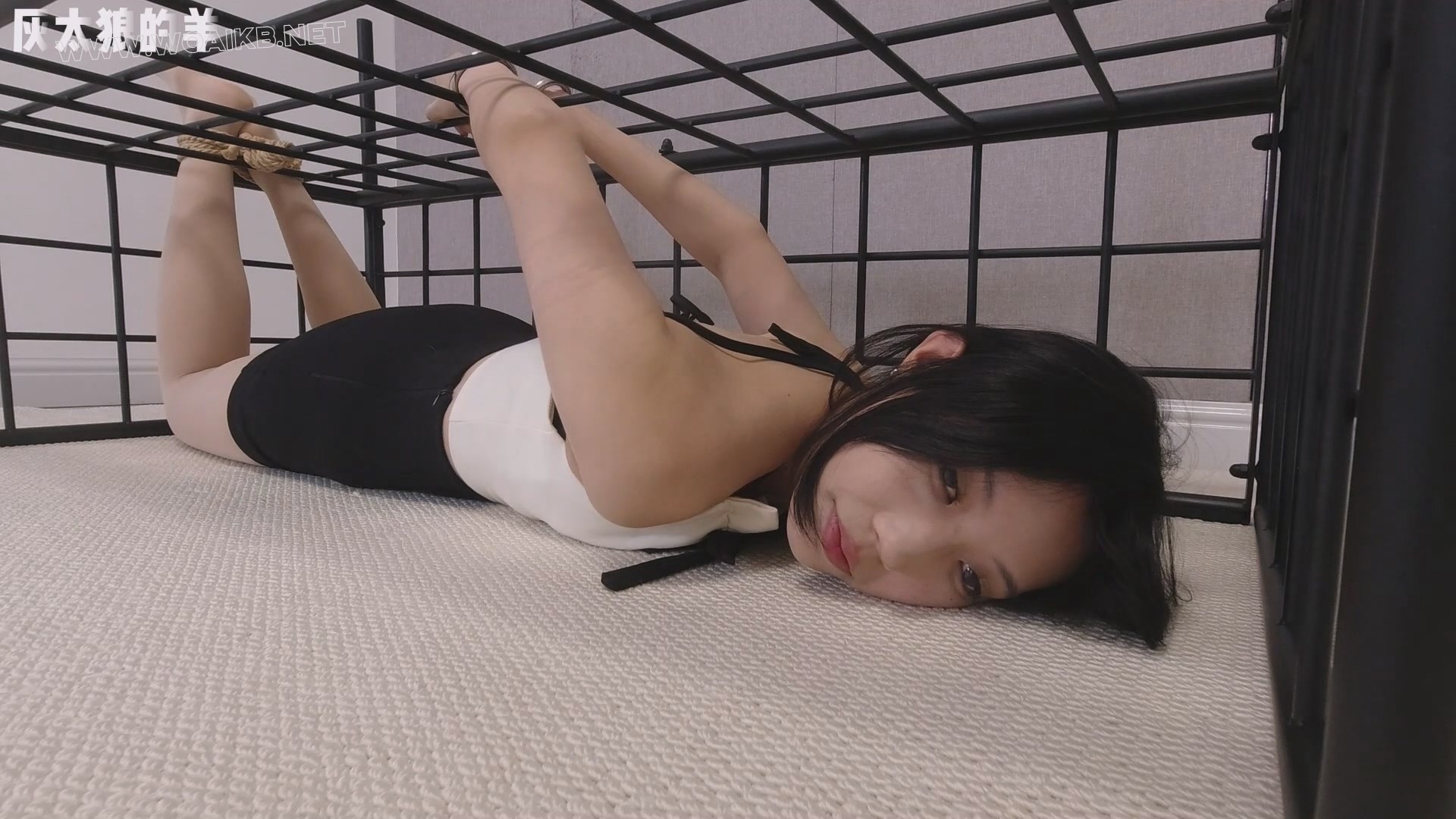 美女体验肢体传字游戏，反被吊脖罚站，手铐、脚铐、扎带依次叠加【吊脖罚站＋手铐... 预览图