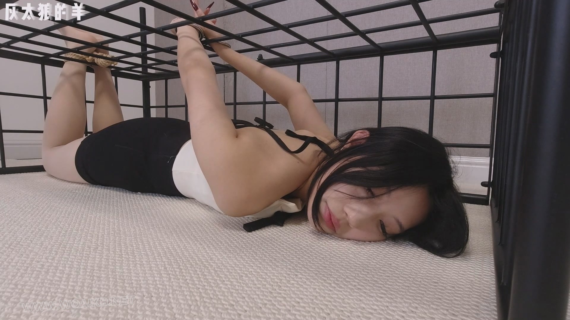 美女体验肢体传字游戏，反被吊脖罚站，手铐、脚铐、扎带依次叠加【吊脖罚站＋手铐... 预览图