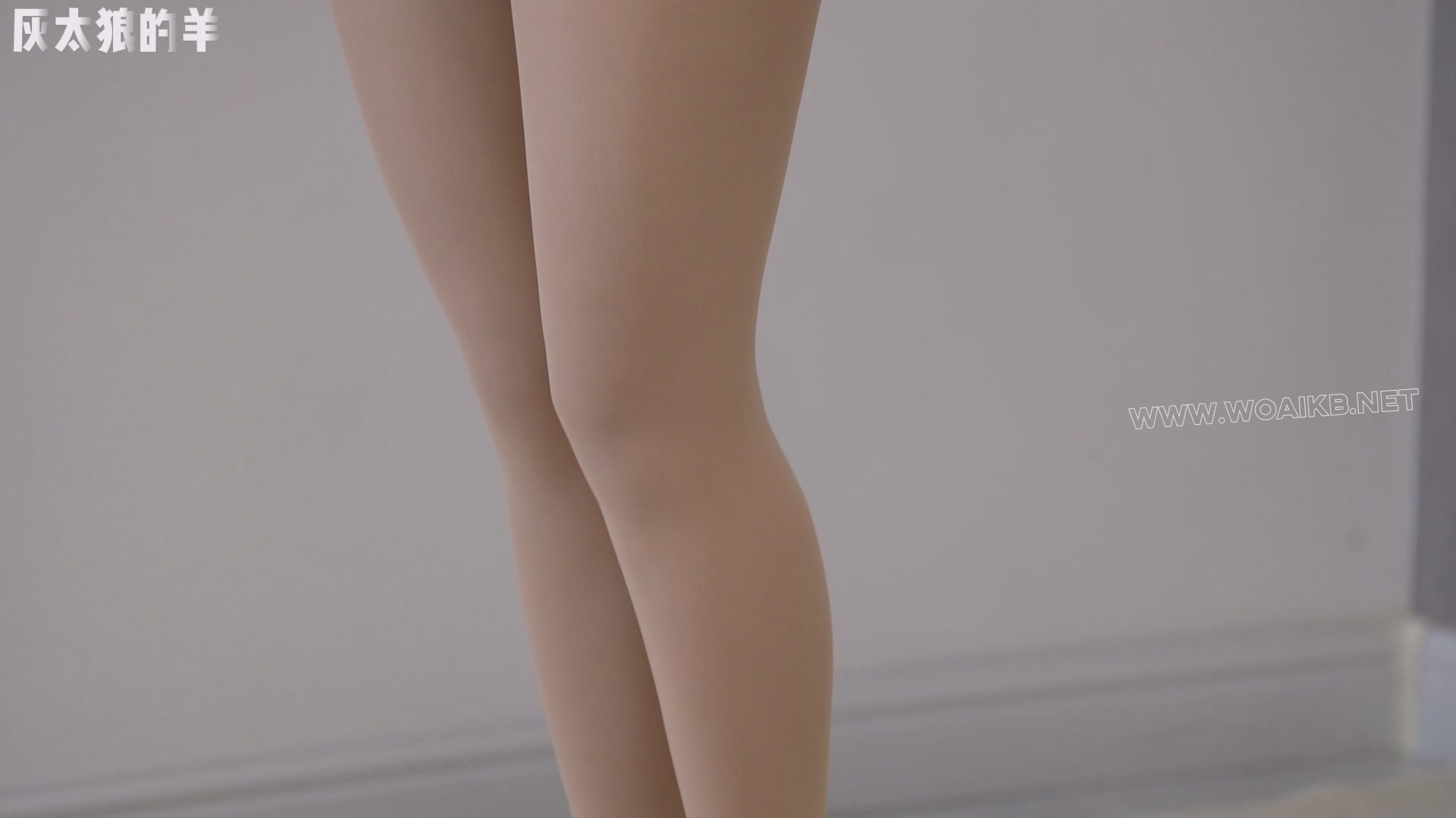 美女体验肢体传字游戏，反被吊脖罚站，手铐、脚铐、扎带依次叠加【吊脖罚站＋手铐... 预览图