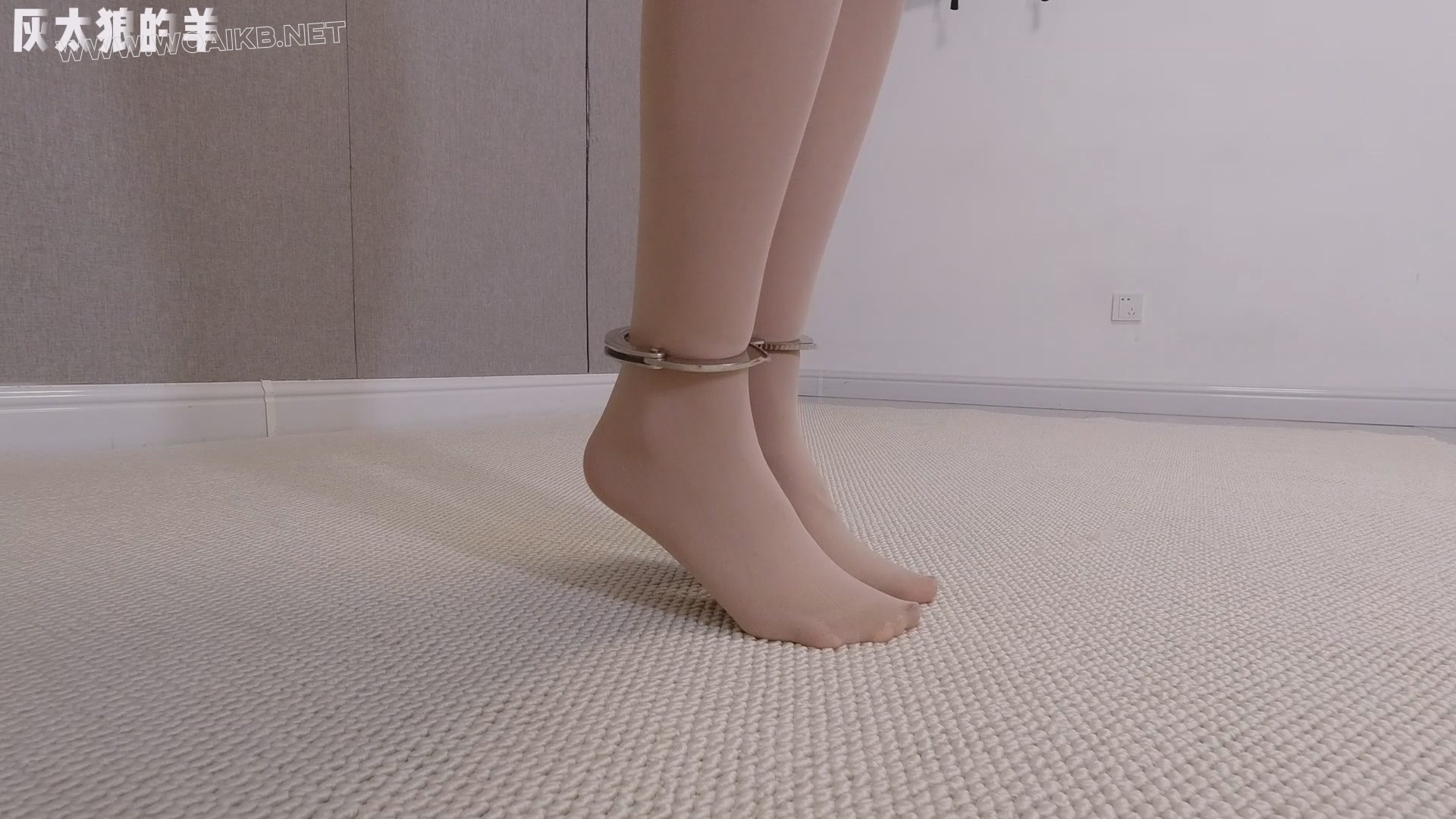 美女体验肢体传字游戏，反被吊脖罚站，手铐、脚铐、扎带依次叠加【吊脖罚站＋手铐... 预览图