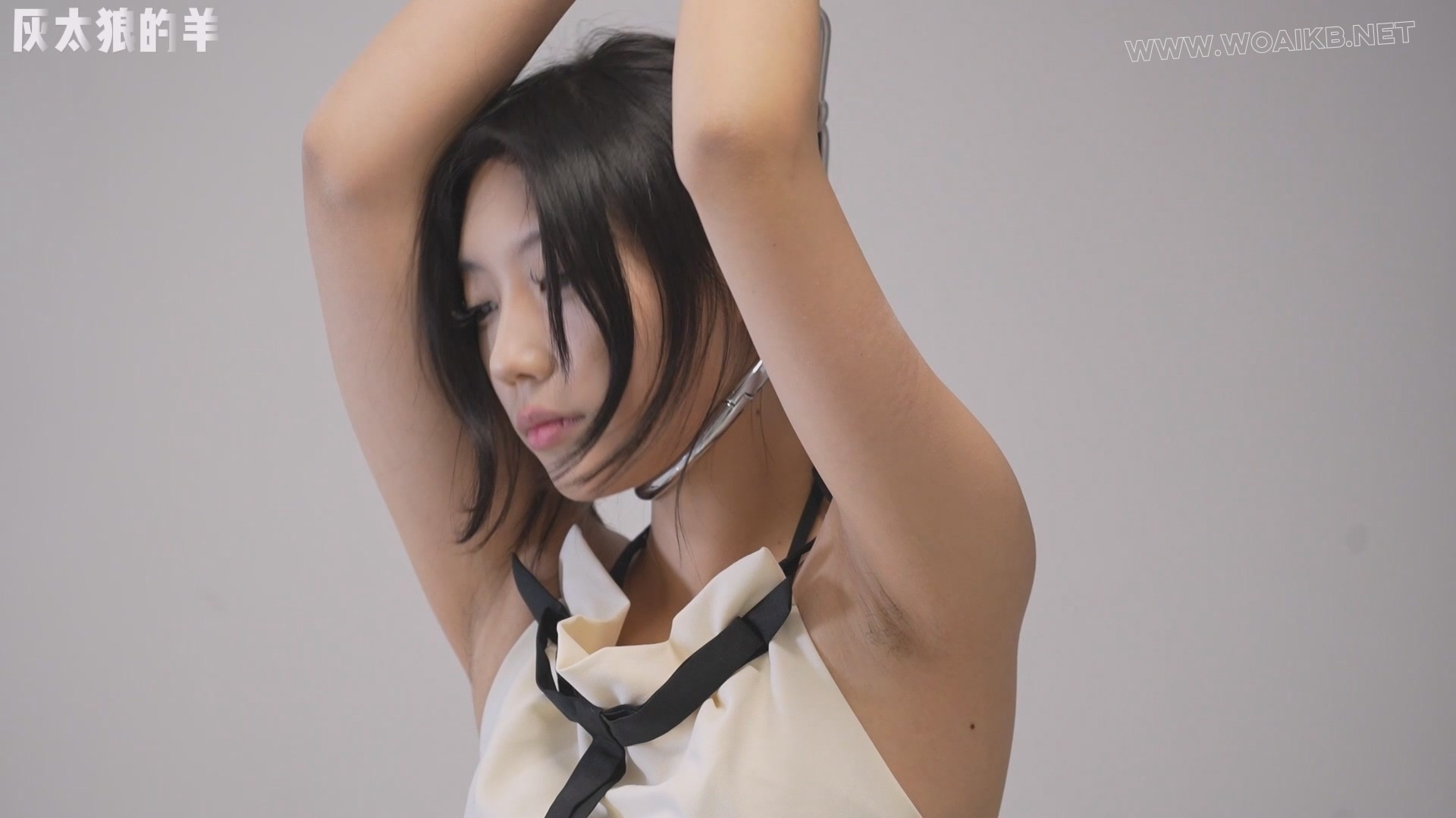 美女体验肢体传字游戏，反被吊脖罚站，手铐、脚铐、扎带依次叠加【吊脖罚站＋手铐... 预览图