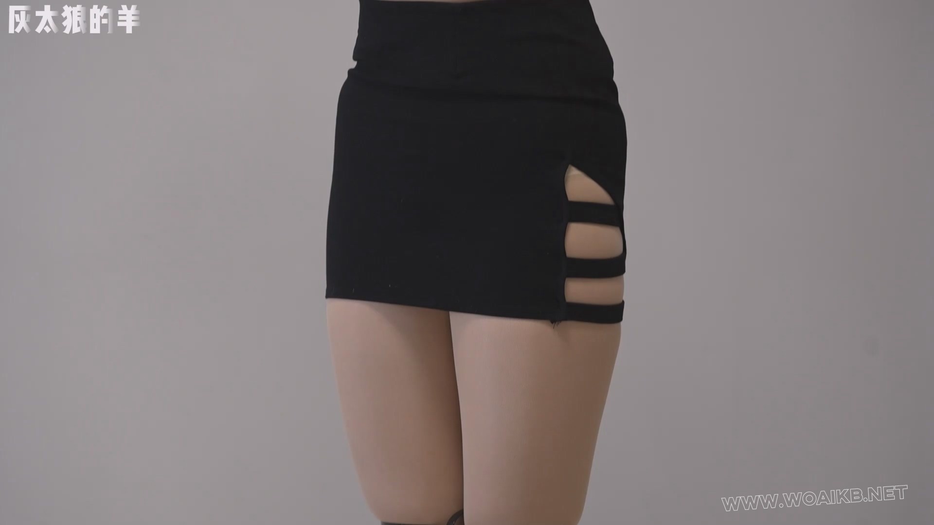 美女体验肢体传字游戏，反被吊脖罚站，手铐、脚铐、扎带依次叠加【吊脖罚站＋手铐... 预览图