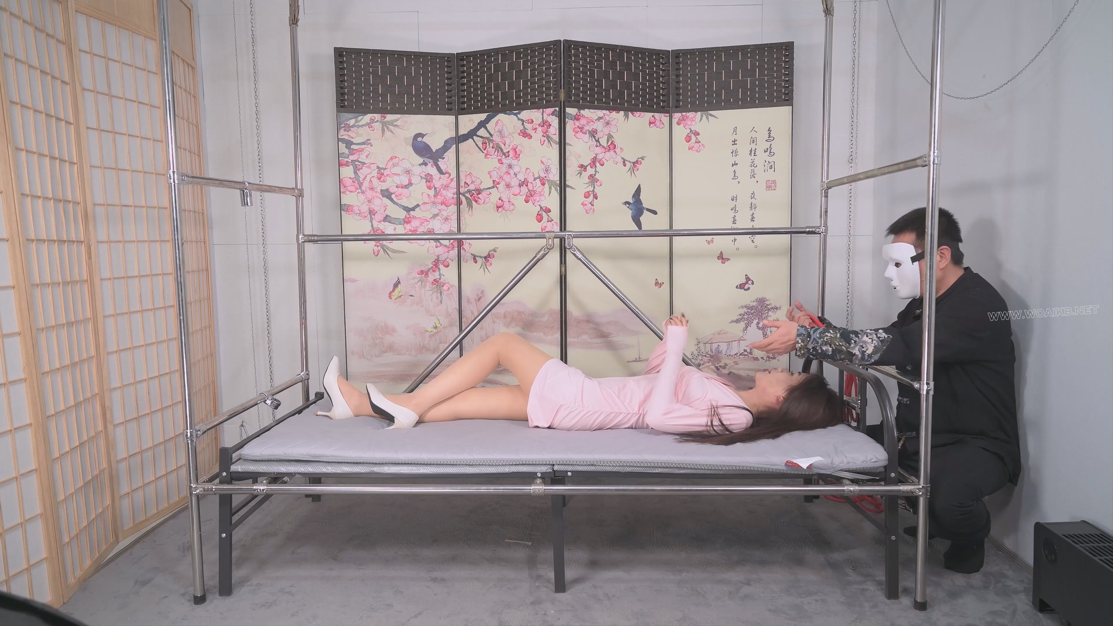 双S齐动手将言妍红绳吊腿调教，请就着文本解说一同食用--女王装、足弓、股绳、刺轮... 预览图