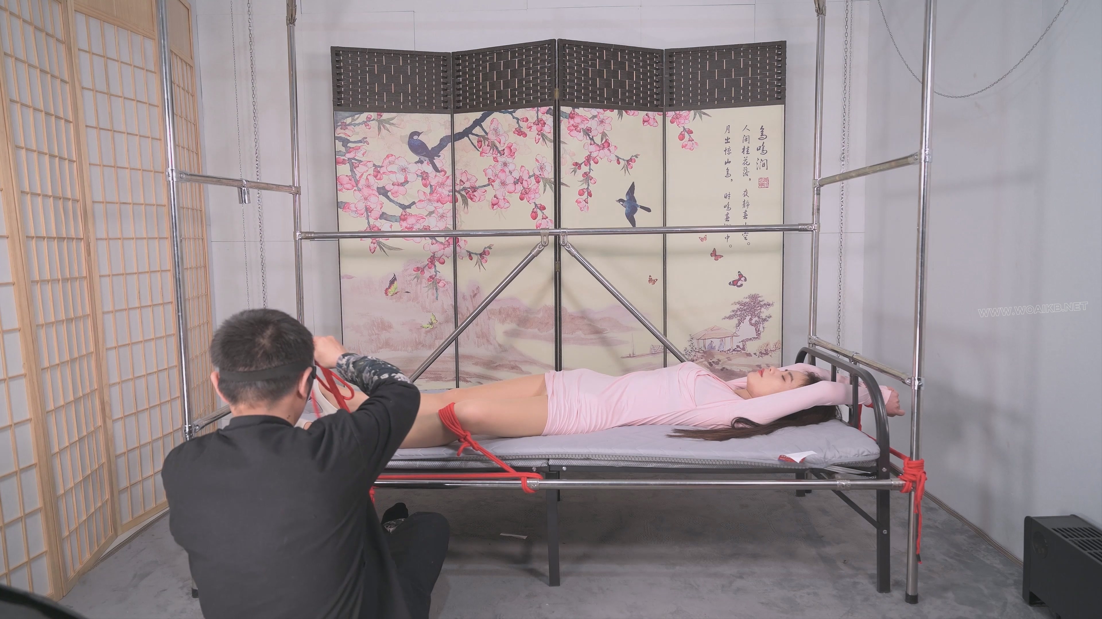 双S齐动手将言妍红绳吊腿调教，请就着文本解说一同食用--女王装、足弓、股绳、刺轮... 预览图
