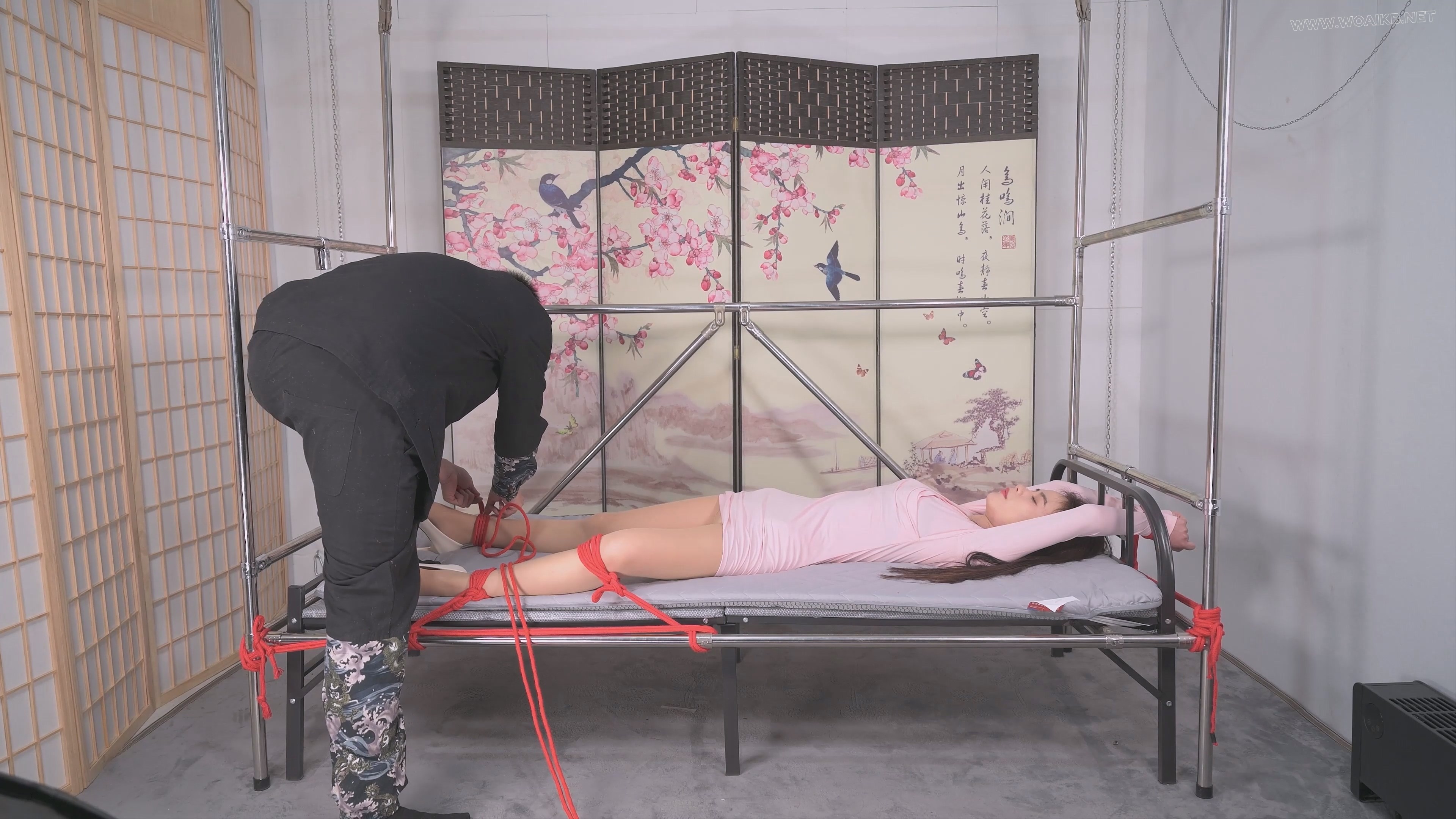 双S齐动手将言妍红绳吊腿调教，请就着文本解说一同食用--女王装、足弓、股绳、刺轮... 预览图