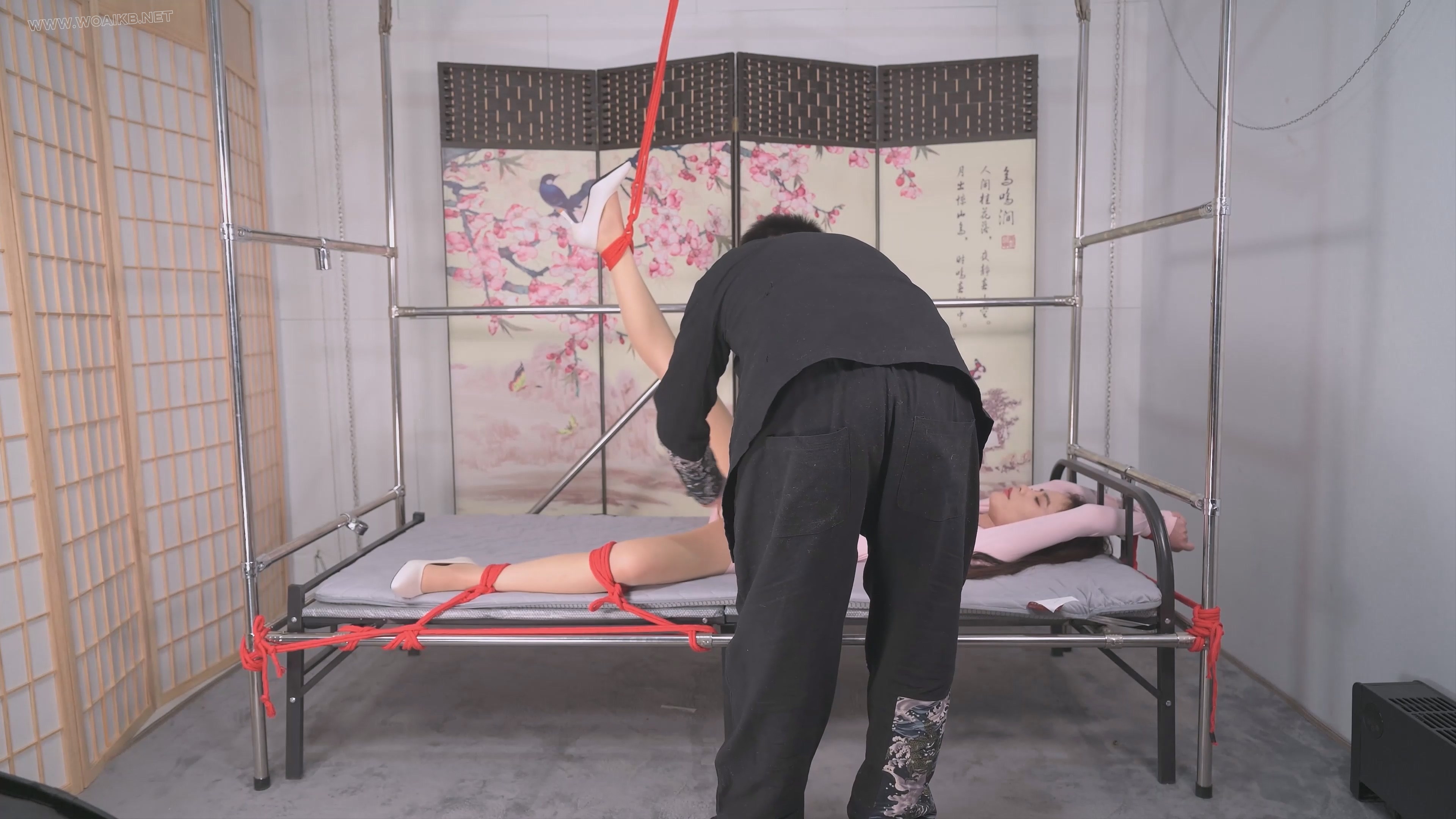 双S齐动手将言妍红绳吊腿调教，请就着文本解说一同食用--女王装、足弓、股绳、刺轮... 预览图