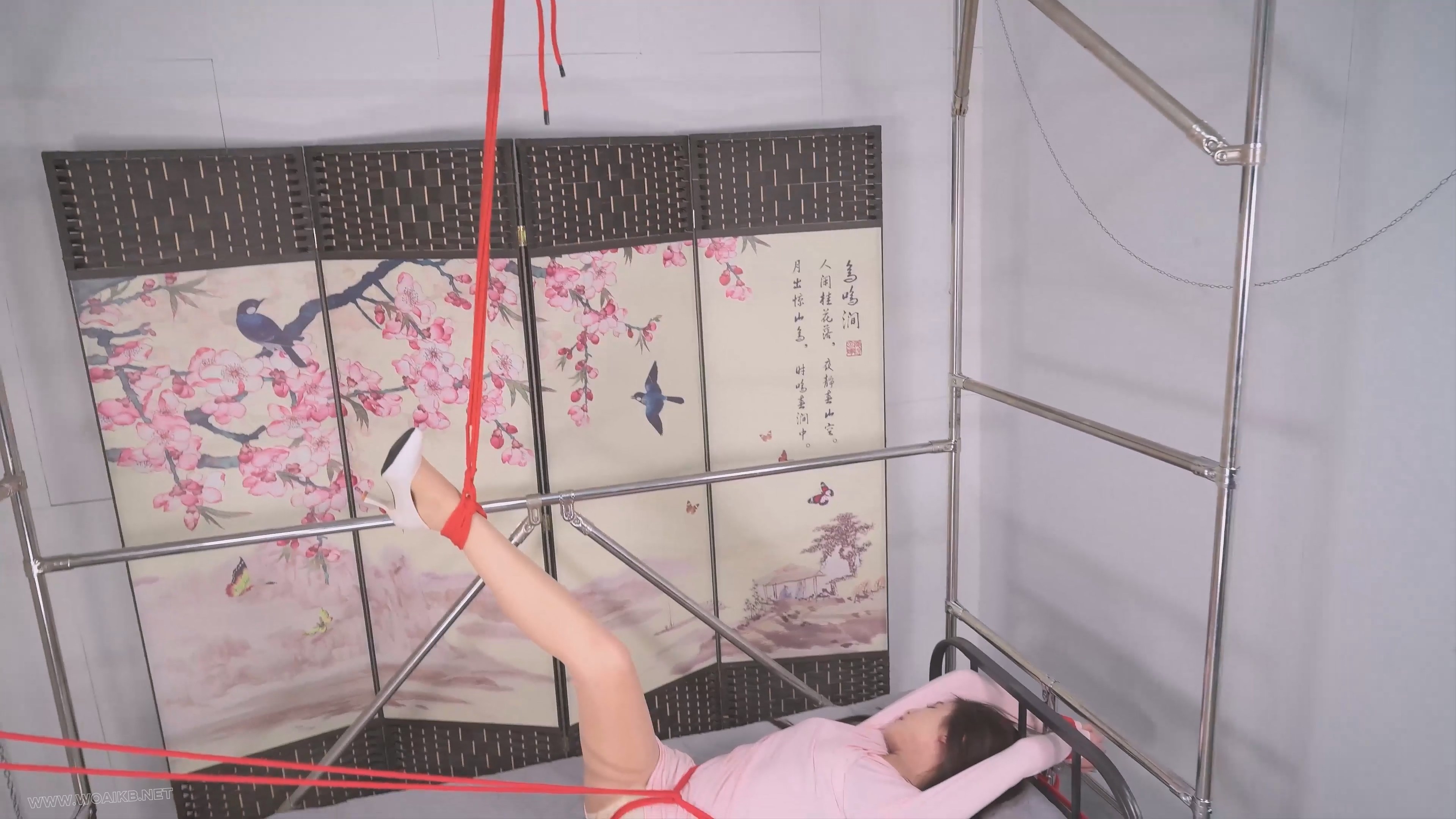 双S齐动手将言妍红绳吊腿调教，请就着文本解说一同食用--女王装、足弓、股绳、刺轮... 预览图