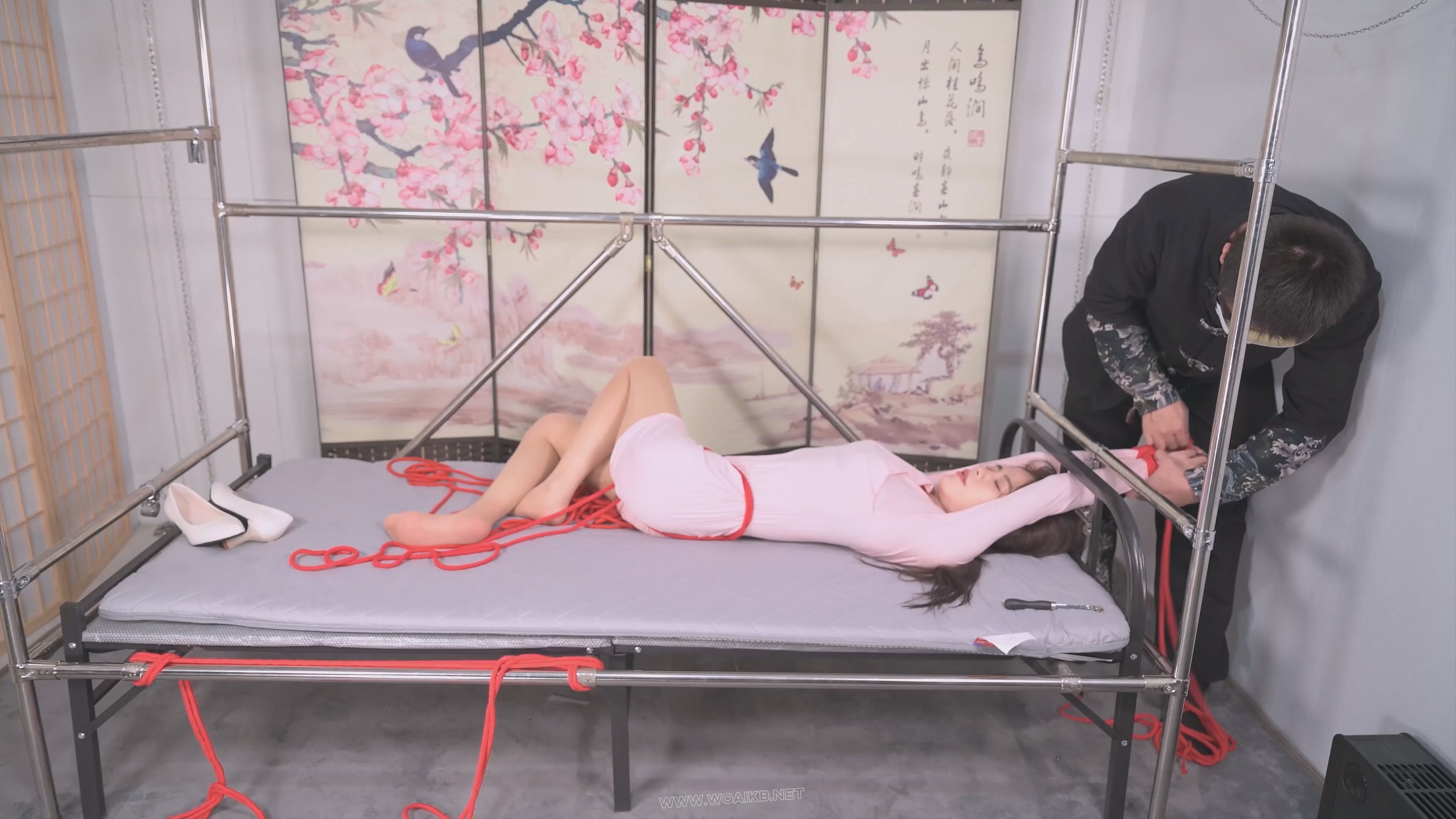 双S齐动手将言妍红绳吊腿调教，请就着文本解说一同食用--女王装、足弓、股绳、刺轮... 预览图