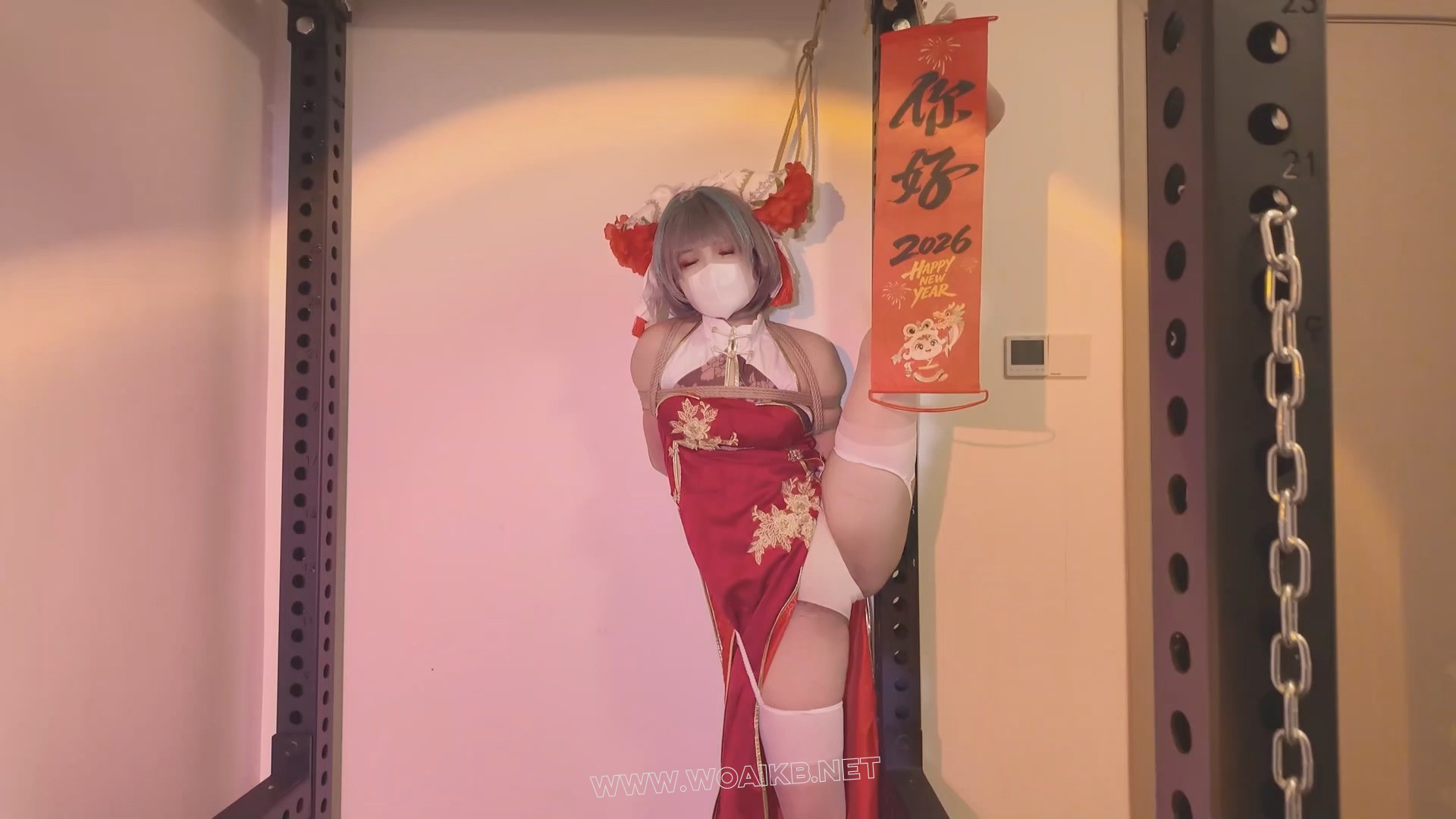 《柴郡贺岁一字马人体春联》-海砂— 极限一字马人体春联采访，鼻勾细绳捆脚趾 预览图