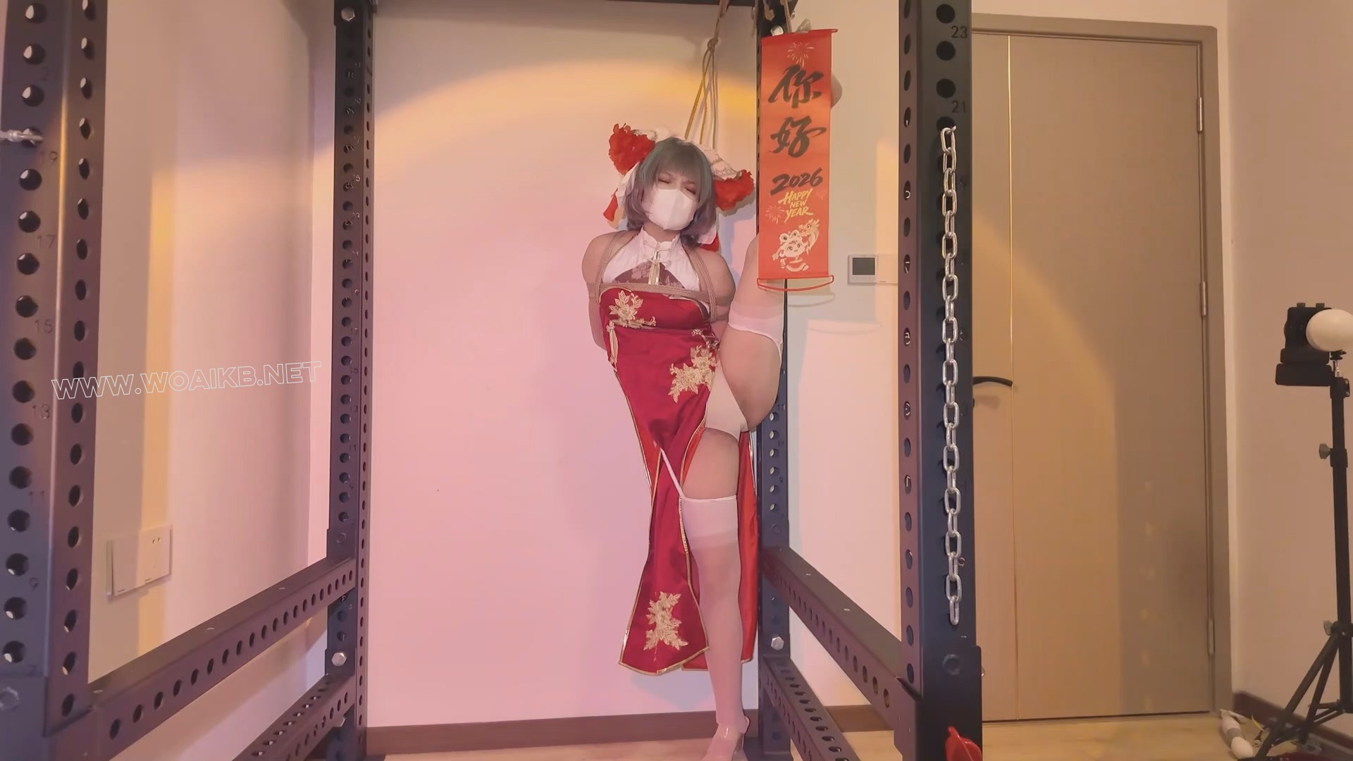 《柴郡贺岁一字马人体春联》-海砂— 极限一字马人体春联采访，鼻勾细绳捆脚趾 预览图