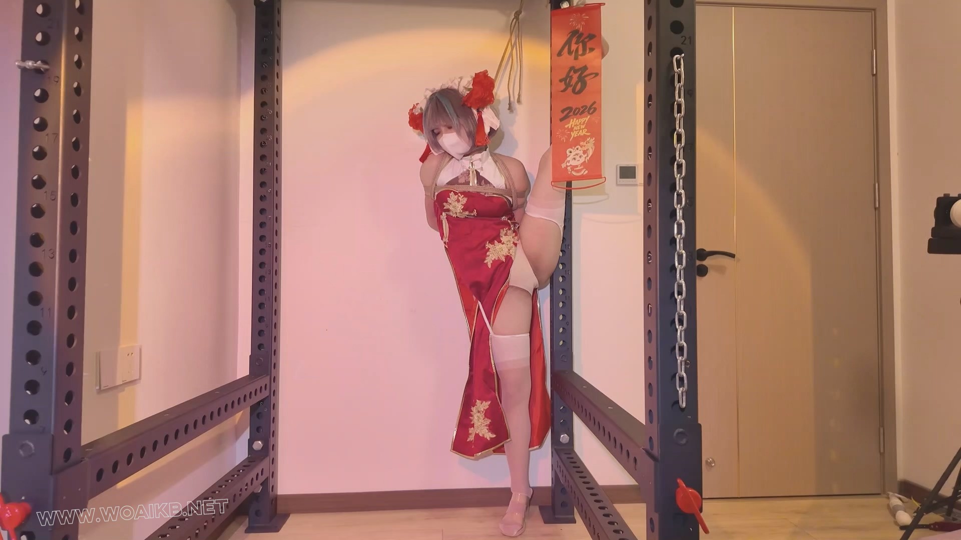 《柴郡贺岁一字马人体春联》-海砂— 极限一字马人体春联采访，鼻勾细绳捆脚趾 预览图
