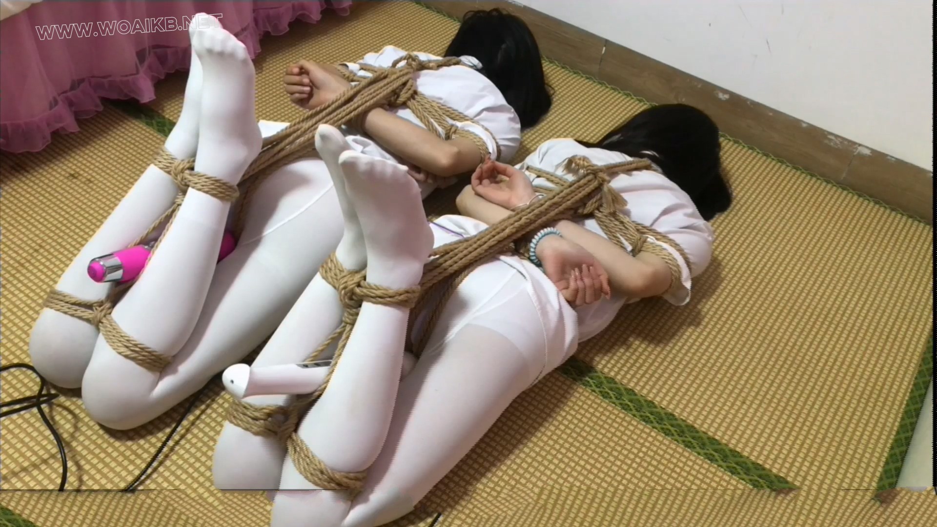 【红豆】【琳媚】定拍 纯欲一身白 双人驷马面壁 带着充电D和棒棒互相忍耐扭动但不许动 预览图