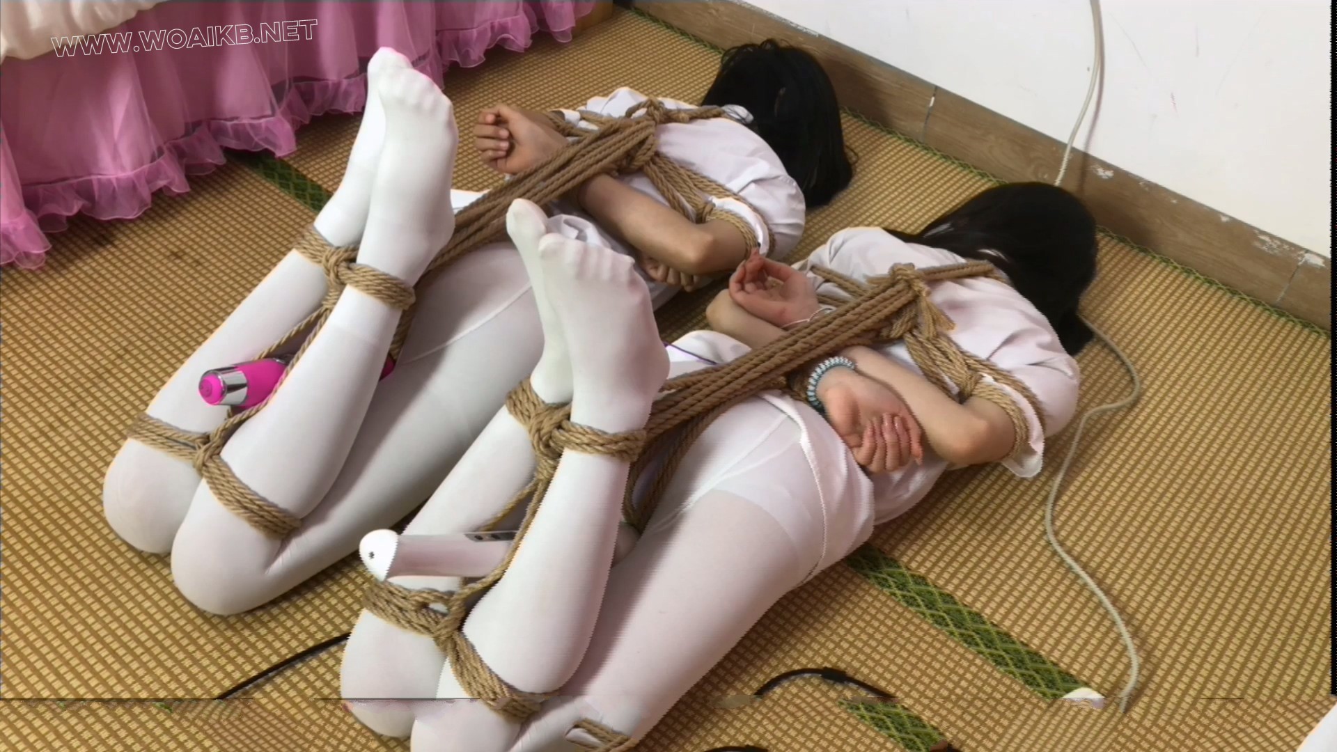 【红豆】【琳媚】定拍 纯欲一身白 双人驷马面壁 带着充电D和棒棒互相忍耐扭动但不许动 预览图