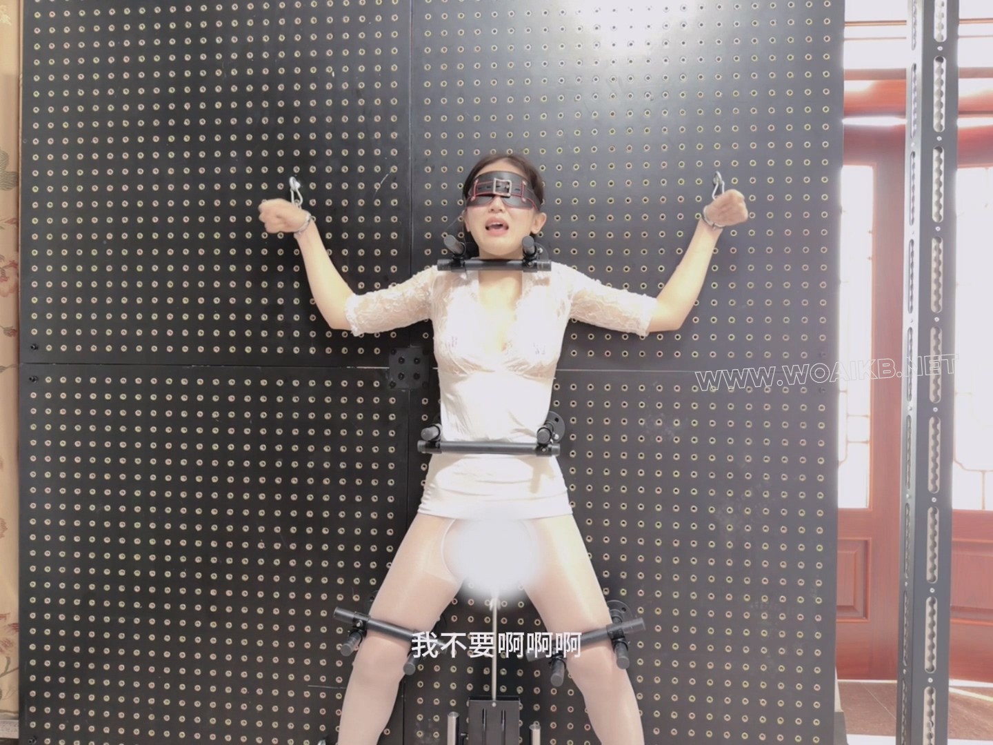 油光白丝女学生的拘束架挑战，炮机+AV棒强制折磨。身体无法站直，只能踮着脚无助地... 预览图