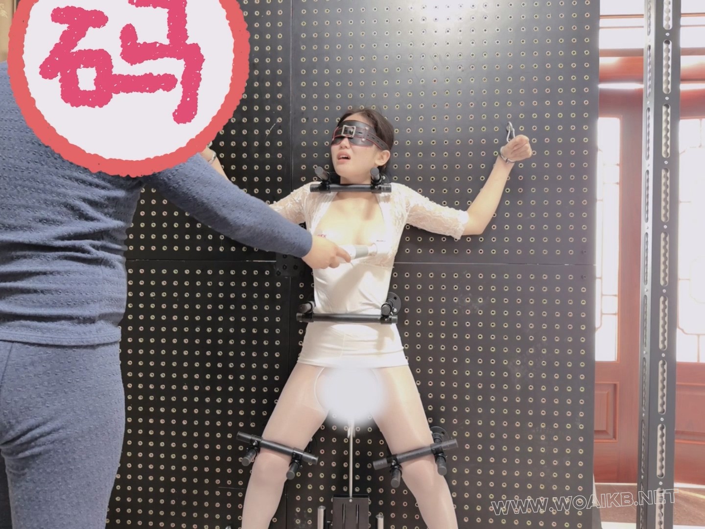 油光白丝女学生的拘束架挑战，炮机+AV棒强制折磨。身体无法站直，只能踮着脚无助地... 预览图