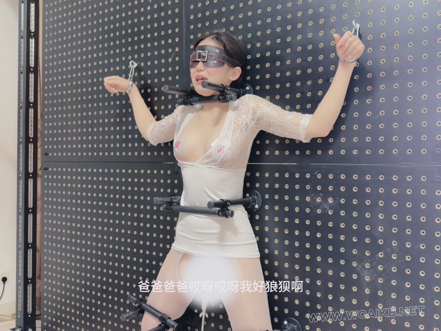 油光白丝女学生的拘束架挑战，炮机+AV棒强制折磨。身体无法站直，只能踮着脚无助地... 预览图