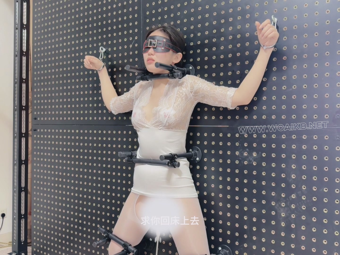 油光白丝女学生的拘束架挑战，炮机+AV棒强制折磨。身体无法站直，只能踮着脚无助地... 预览图