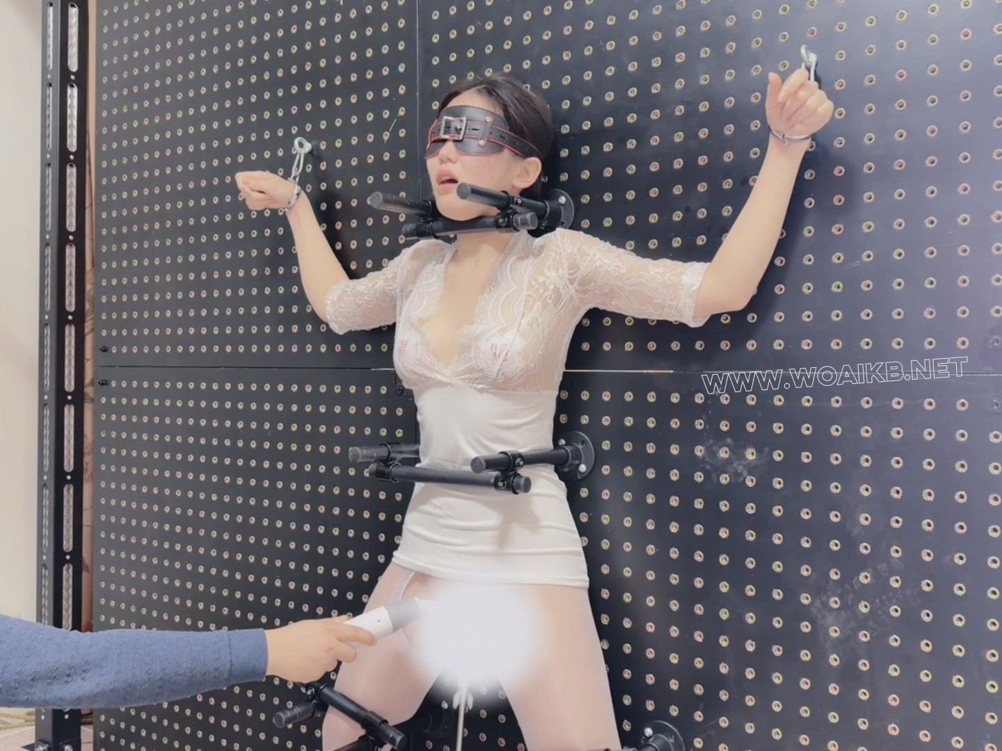 油光白丝女学生的拘束架挑战，炮机+AV棒强制折磨。身体无法站直，只能踮着脚无助地... 预览图