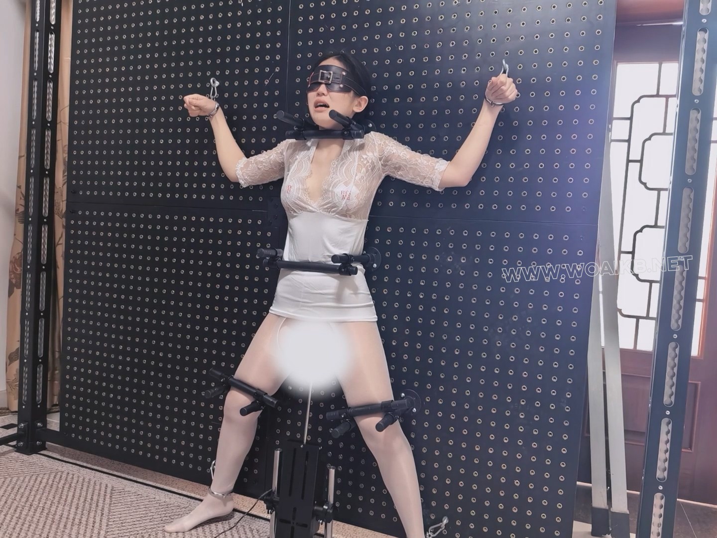 油光白丝女学生的拘束架挑战，炮机+AV棒强制折磨。身体无法站直，只能踮着脚无助地... 预览图