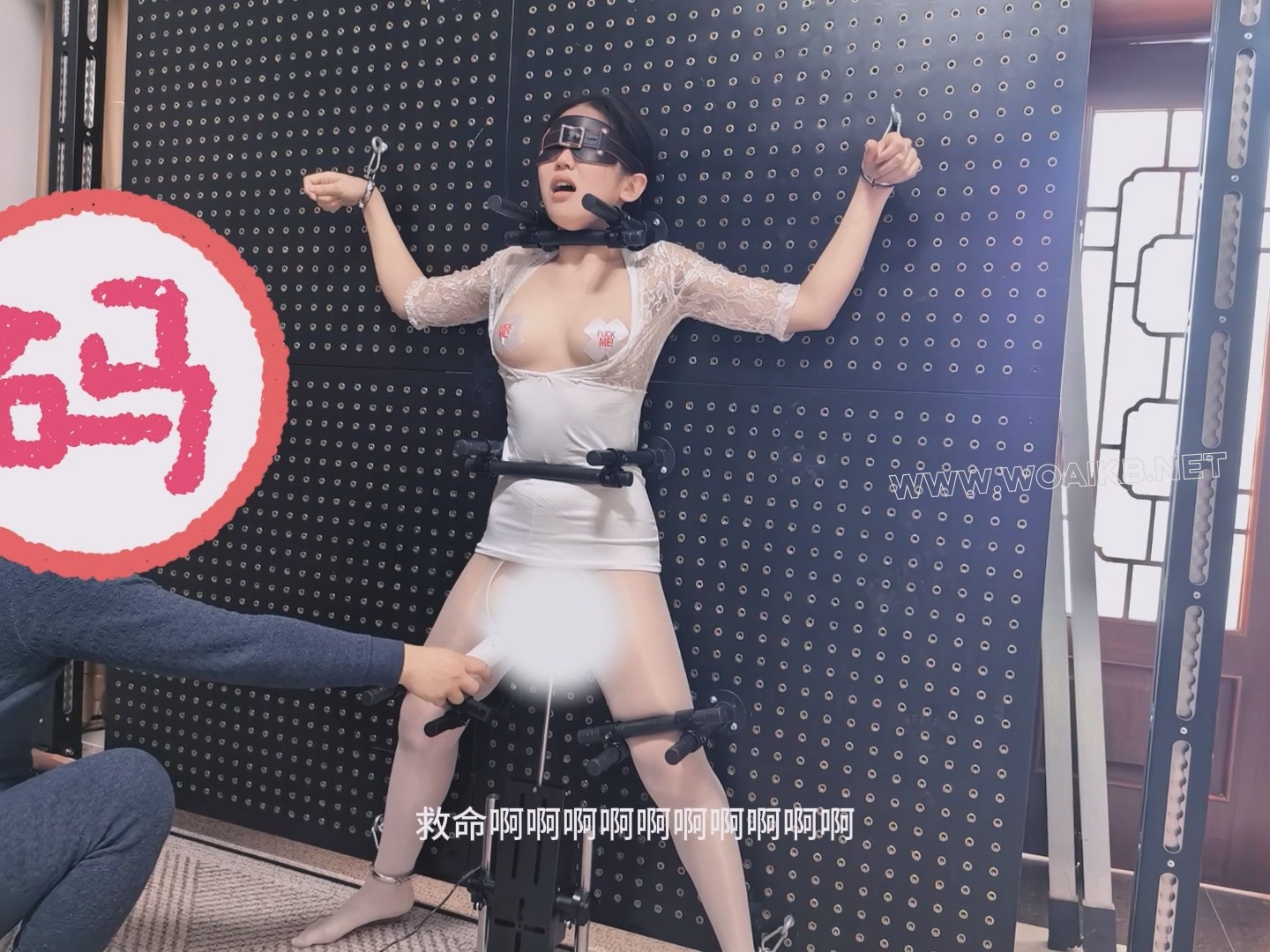 油光白丝女学生的拘束架挑战，炮机+AV棒强制折磨。身体无法站直，只能踮着脚无助地... 预览图