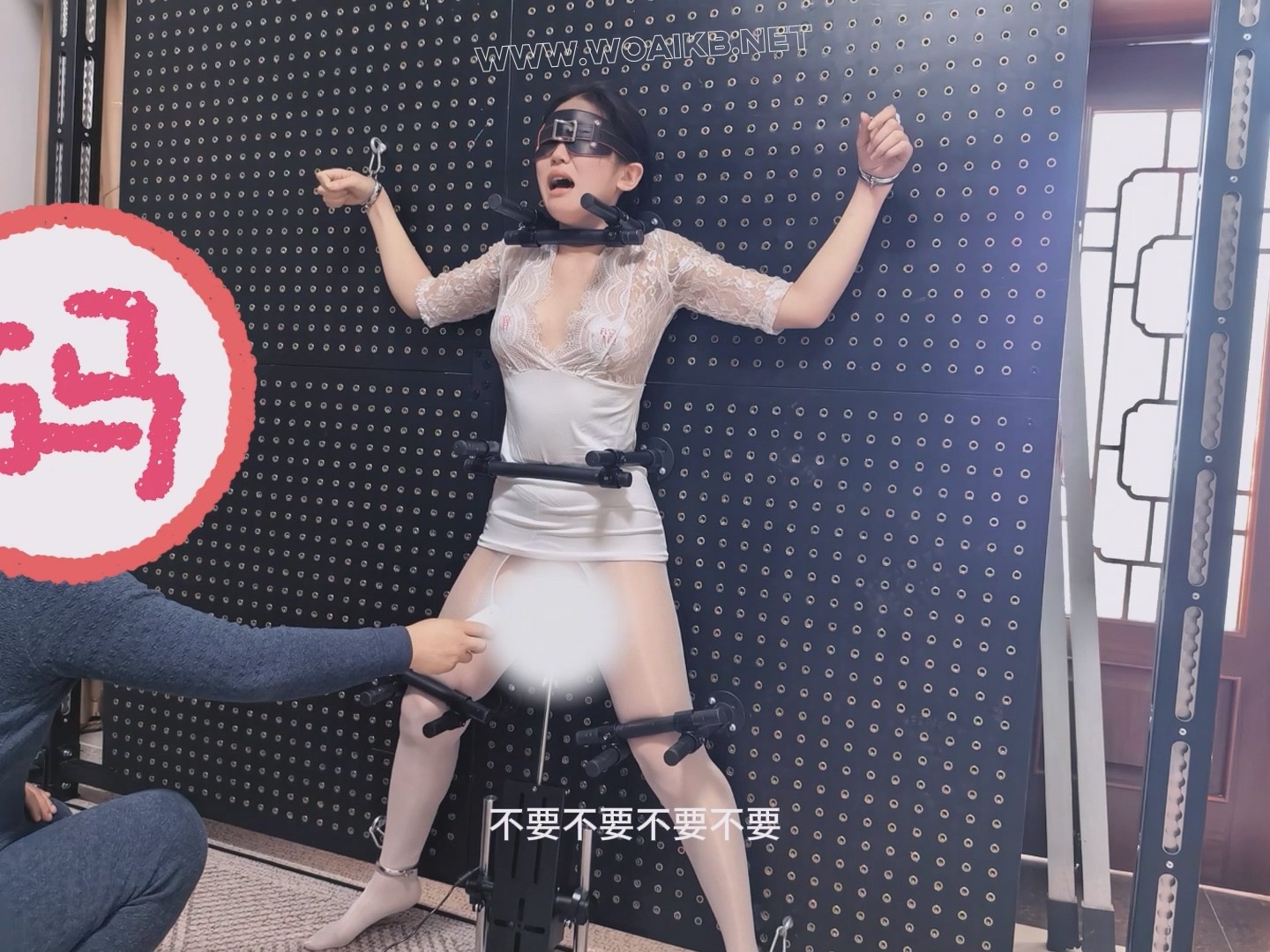 油光白丝女学生的拘束架挑战，炮机+AV棒强制折磨。身体无法站直，只能踮着脚无助地... 预览图