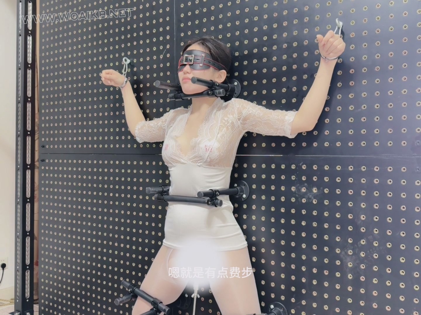 油光白丝女学生的拘束架挑战，炮机+AV棒强制折磨。身体无法站直，只能踮着脚无助地... 预览图