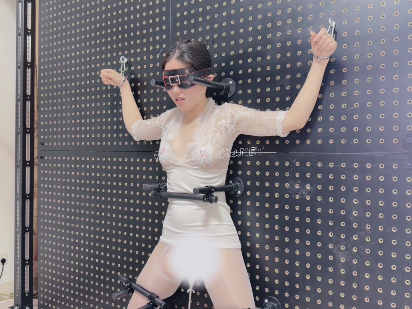 油光白丝女学生的拘束架挑战，炮机+AV棒强制折磨。身体无法站直，只能踮着脚无助地... 预览图
