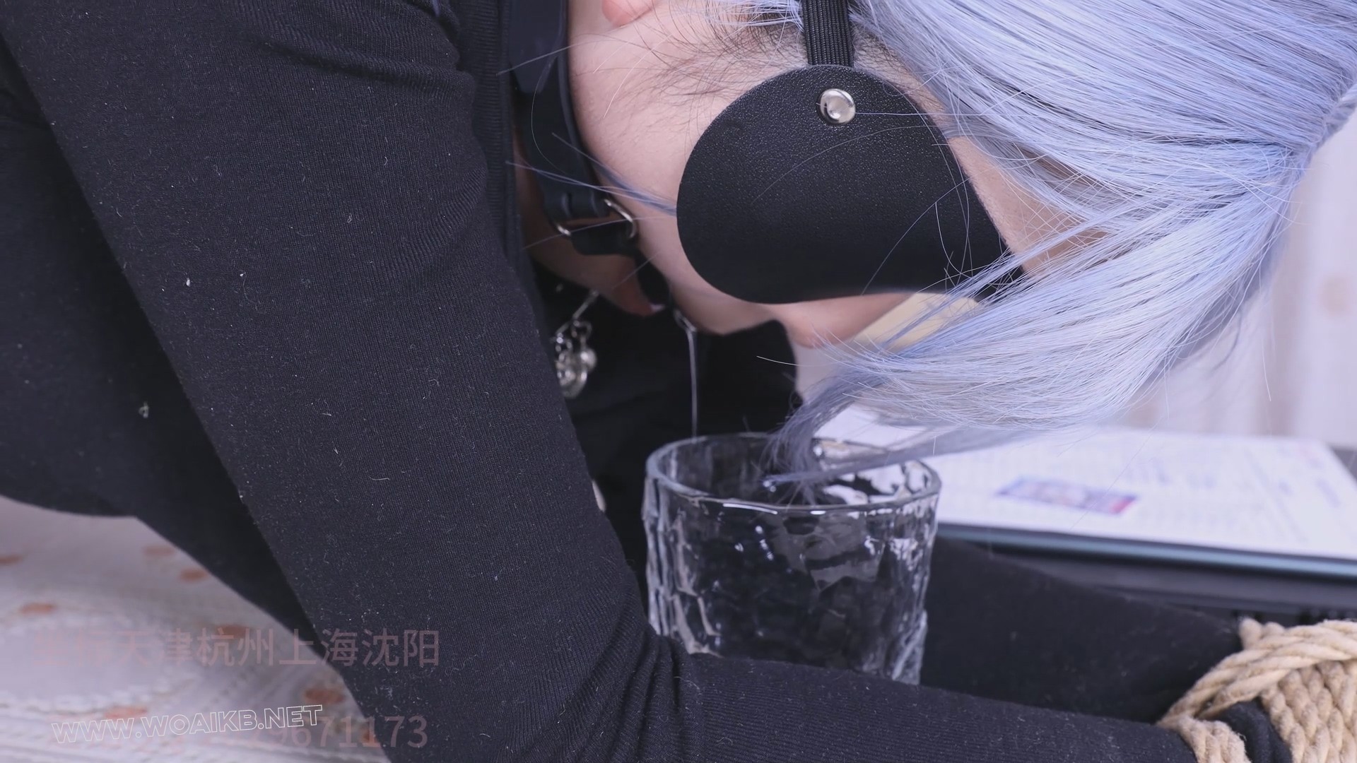 女总裁雪儿羞耻姿势play，被对象在办公室捆绑放置，口水收集，qg 预览图